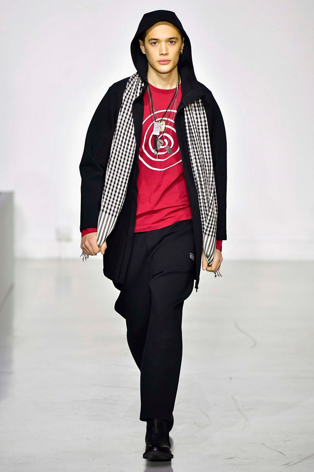 Fashion Week Paris Fall/Winter 2018 look 1 from the Agnès B collection menswear