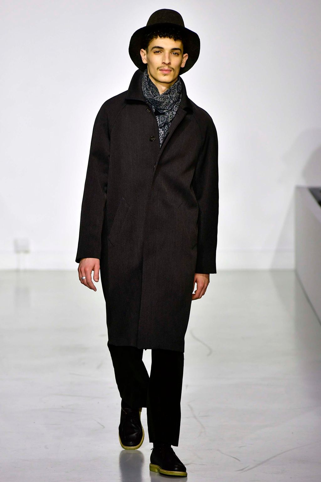 Fashion Week Paris Fall/Winter 2018 look 25 from the Agnès B collection 男装