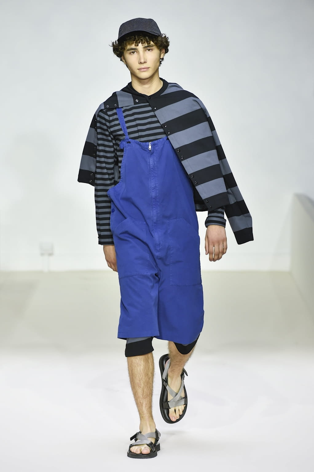 Fashion Week Paris Spring/Summer 2019 look 5 from the Agnès B collection 男装