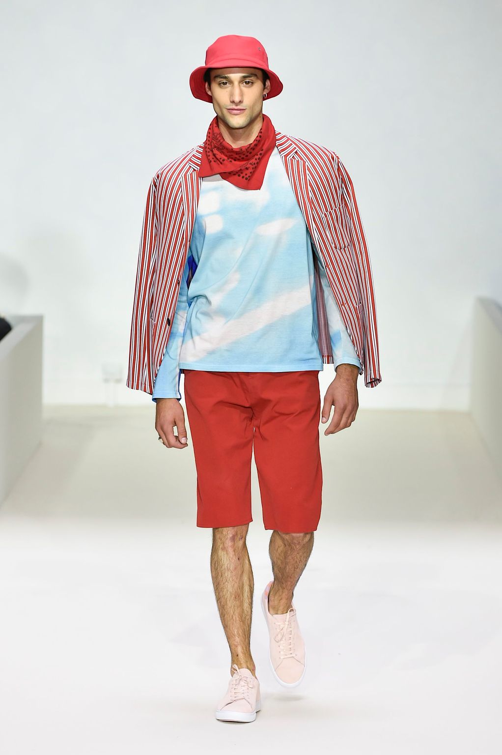 Fashion Week Paris Spring/Summer 2019 look 32 from the Agnès B collection 男装