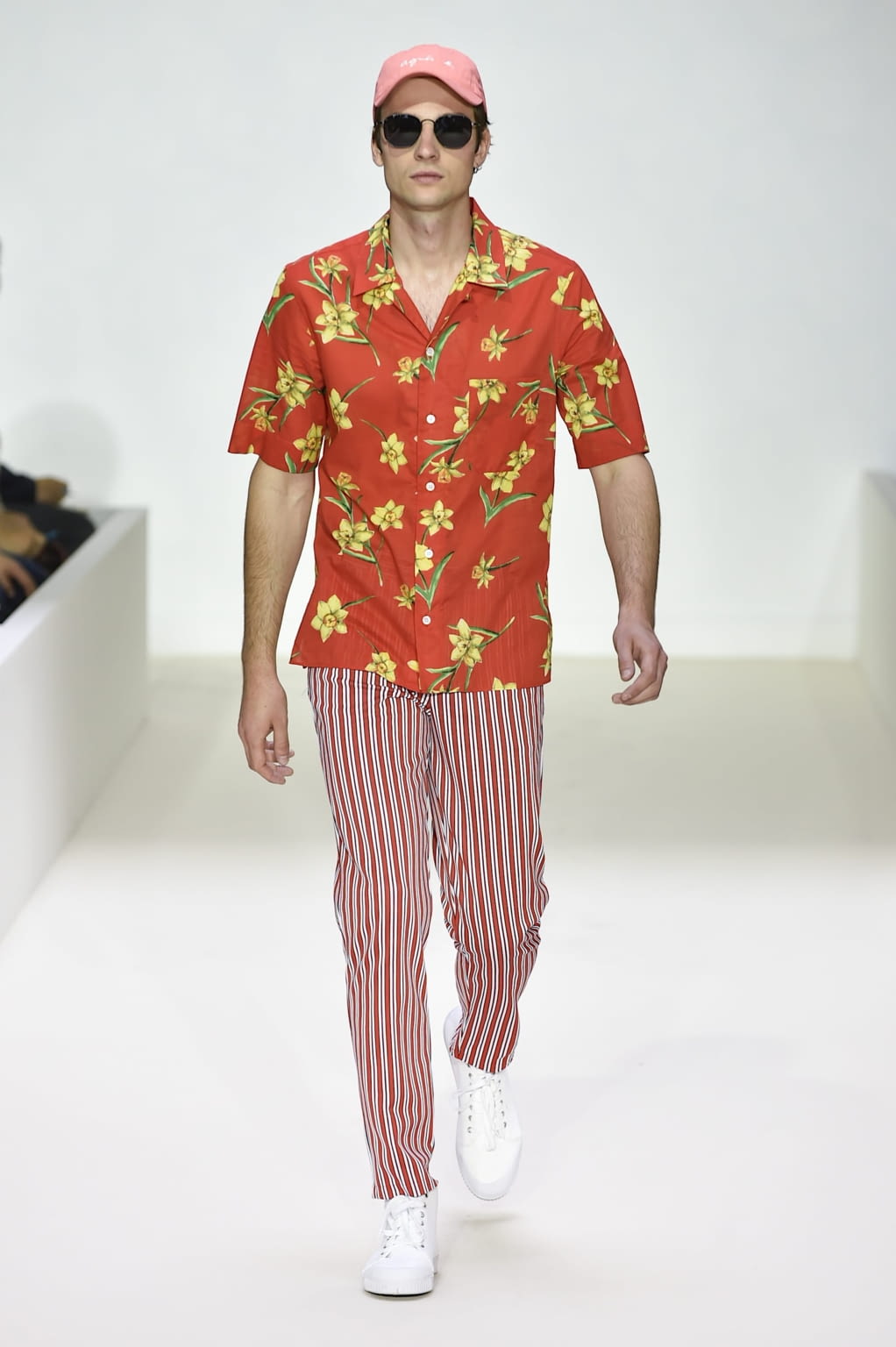 Fashion Week Paris Spring/Summer 2019 look 34 from the Agnès B collection 男装