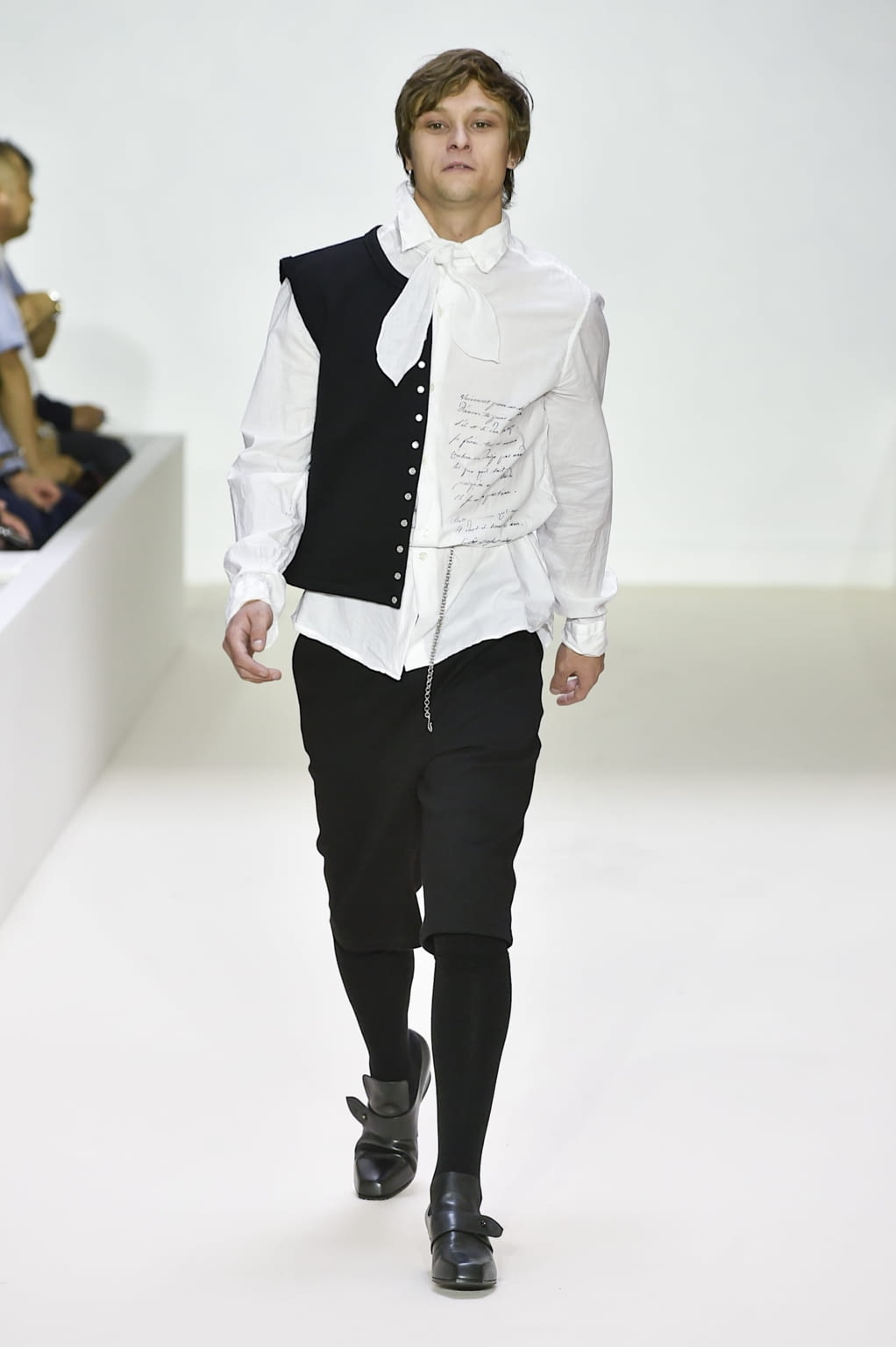 Fashion Week Paris Spring/Summer 2019 look 39 from the Agnès B collection 男装