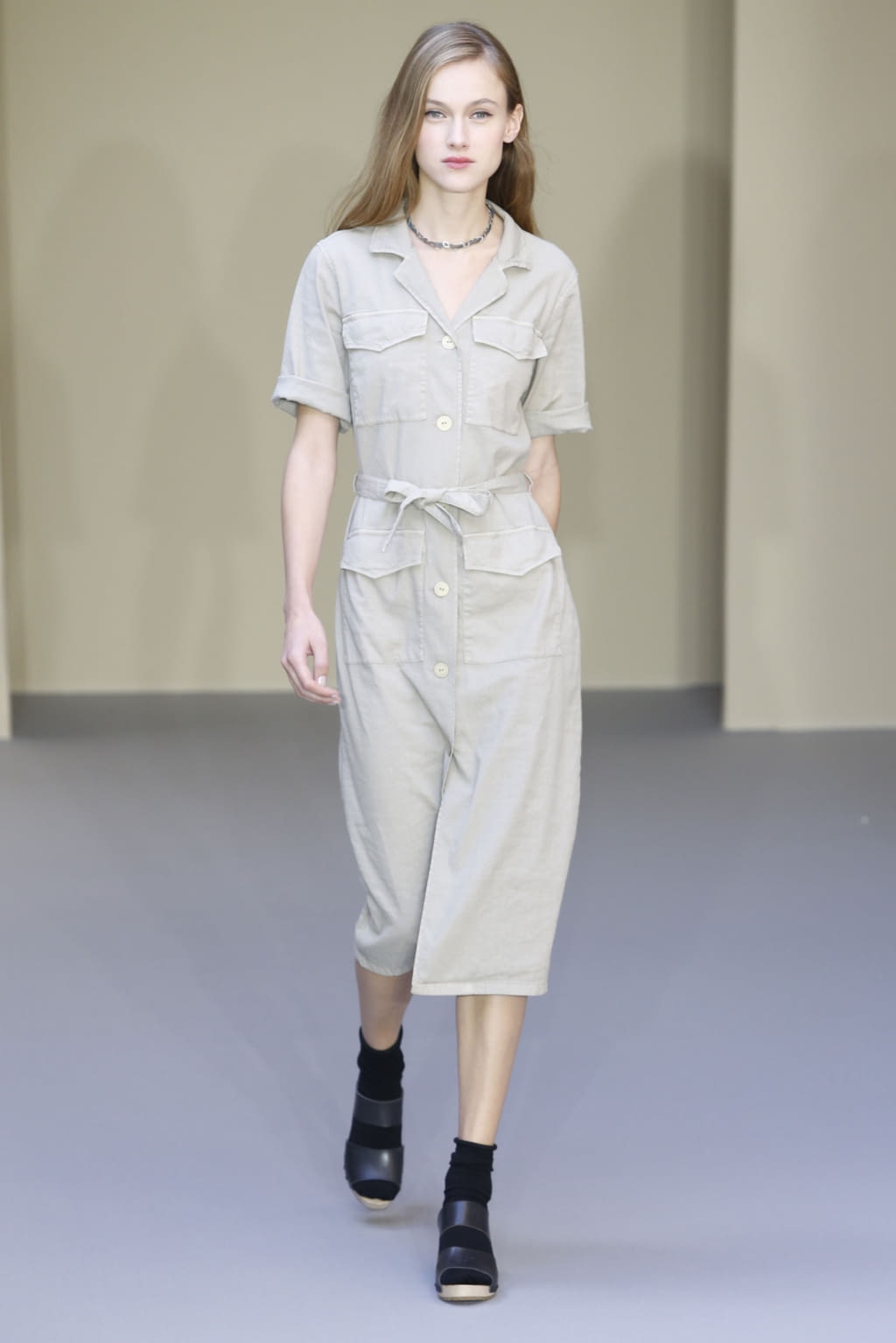 Fashion Week Paris Spring/Summer 2018 look 27 from the Agnès B collection womenswear
