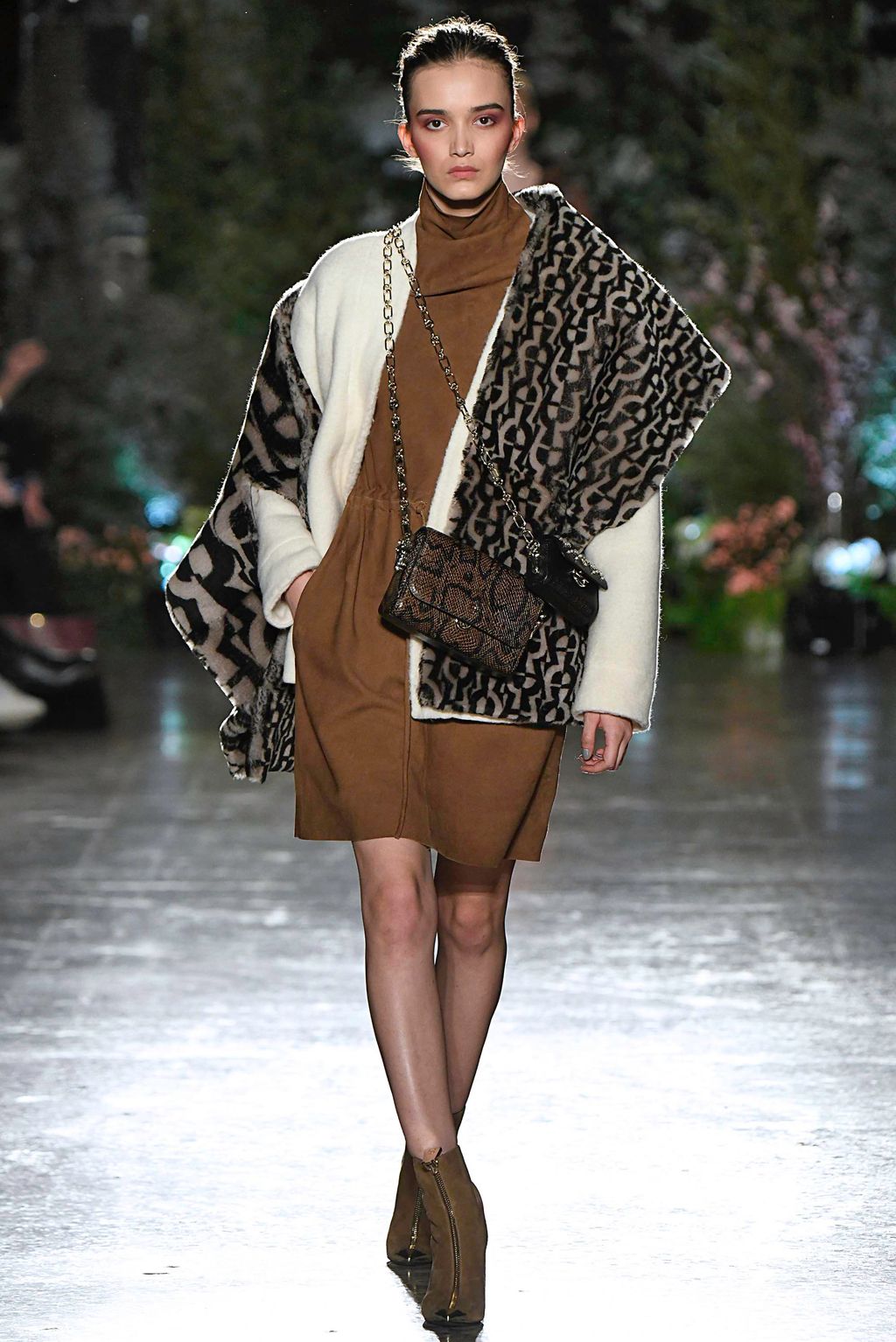 Fashion Week Milan Fall/Winter 2019 look 15 from the Aigner collection 女装