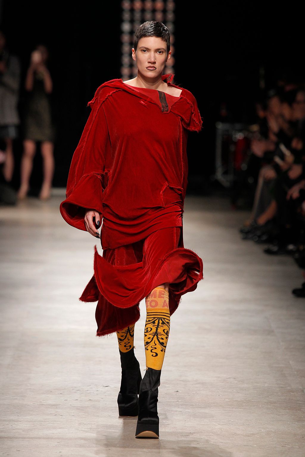 Fashion Week Paris Fall/Winter 2016 look 1 from the Andreas Kronthaler for Vivienne Westwood collection 女装