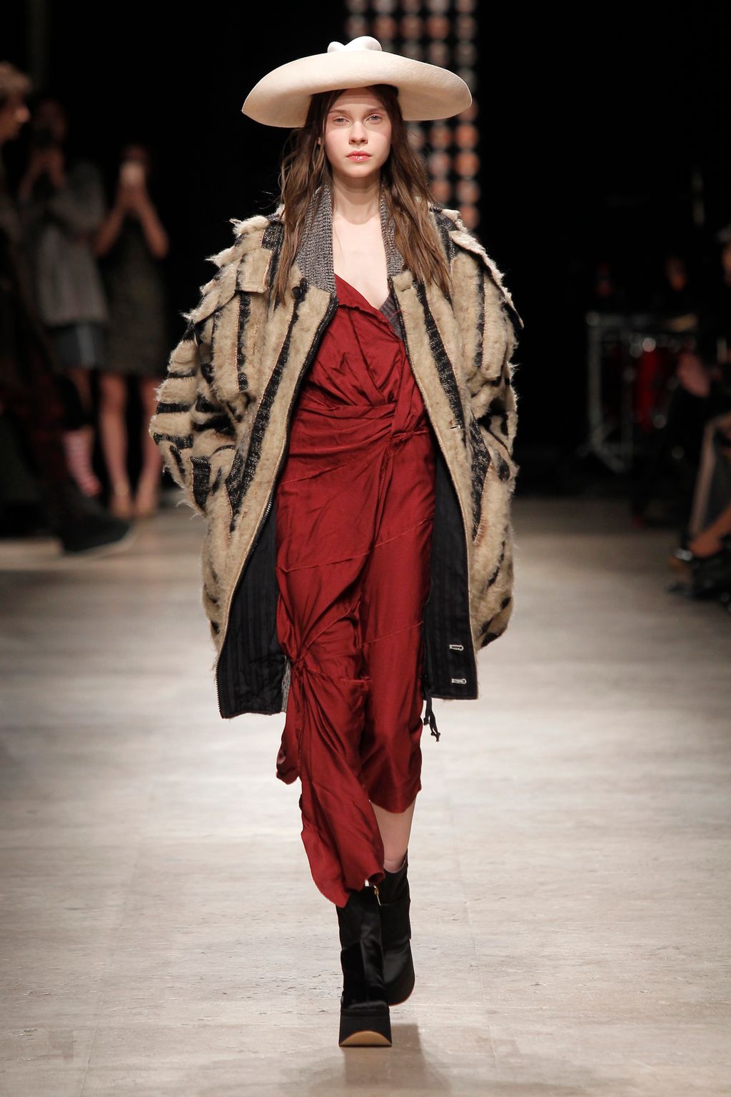 Fashion Week Paris Fall/Winter 2016 look 9 from the Andreas Kronthaler for Vivienne Westwood collection womenswear