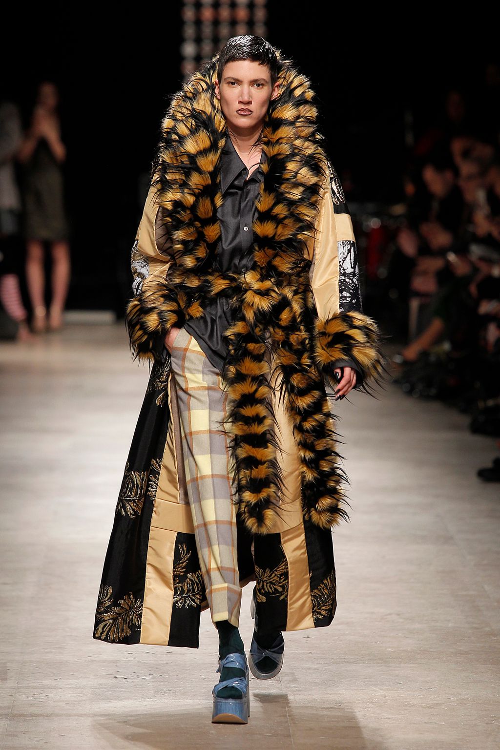 Fashion Week Paris Fall/Winter 2016 look 24 de la collection Andreas Kronthaler for Vivienne Westwood womenswear