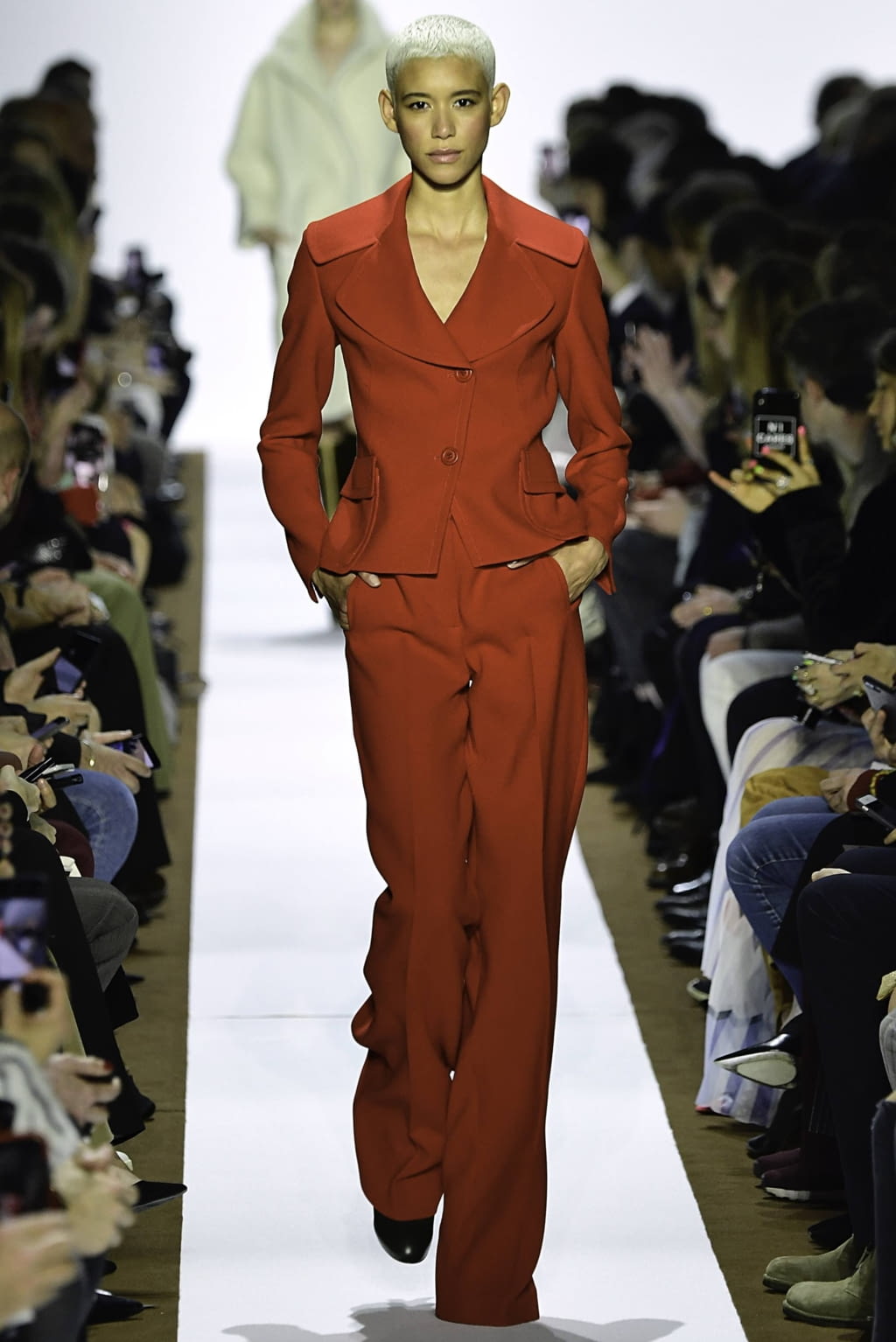 Fashion Week Paris Fall/Winter 2019 look 6 from the Akris collection 女装