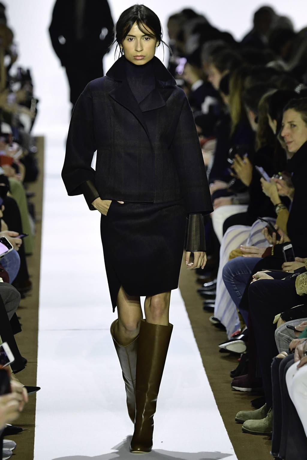 Fashion Week Paris Fall/Winter 2019 look 16 from the Akris collection 女装