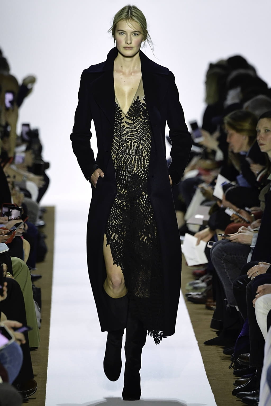 Fashion Week Paris Fall/Winter 2019 look 19 from the Akris collection 女装