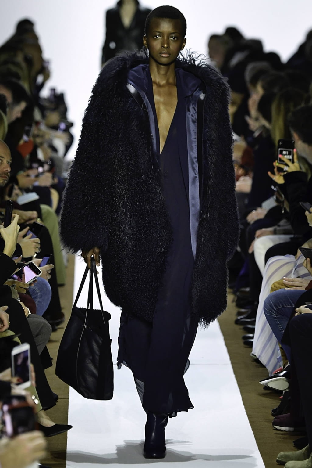 Fashion Week Paris Fall/Winter 2019 look 20 from the Akris collection 女装