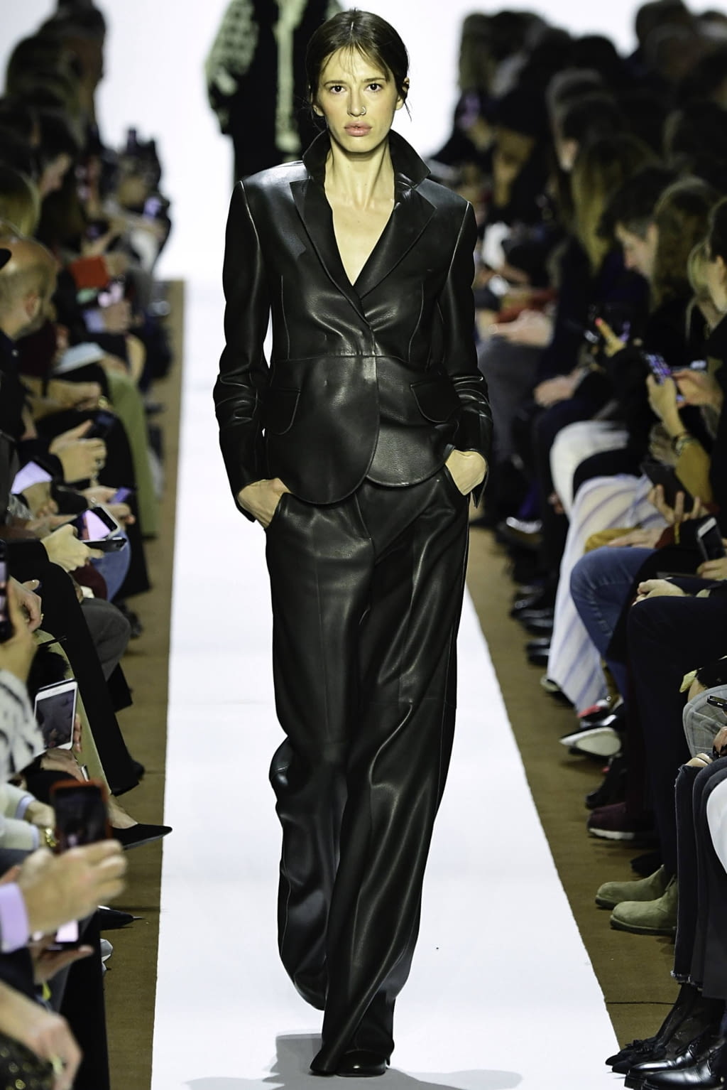 Fashion Week Paris Fall/Winter 2019 look 21 from the Akris collection 女装