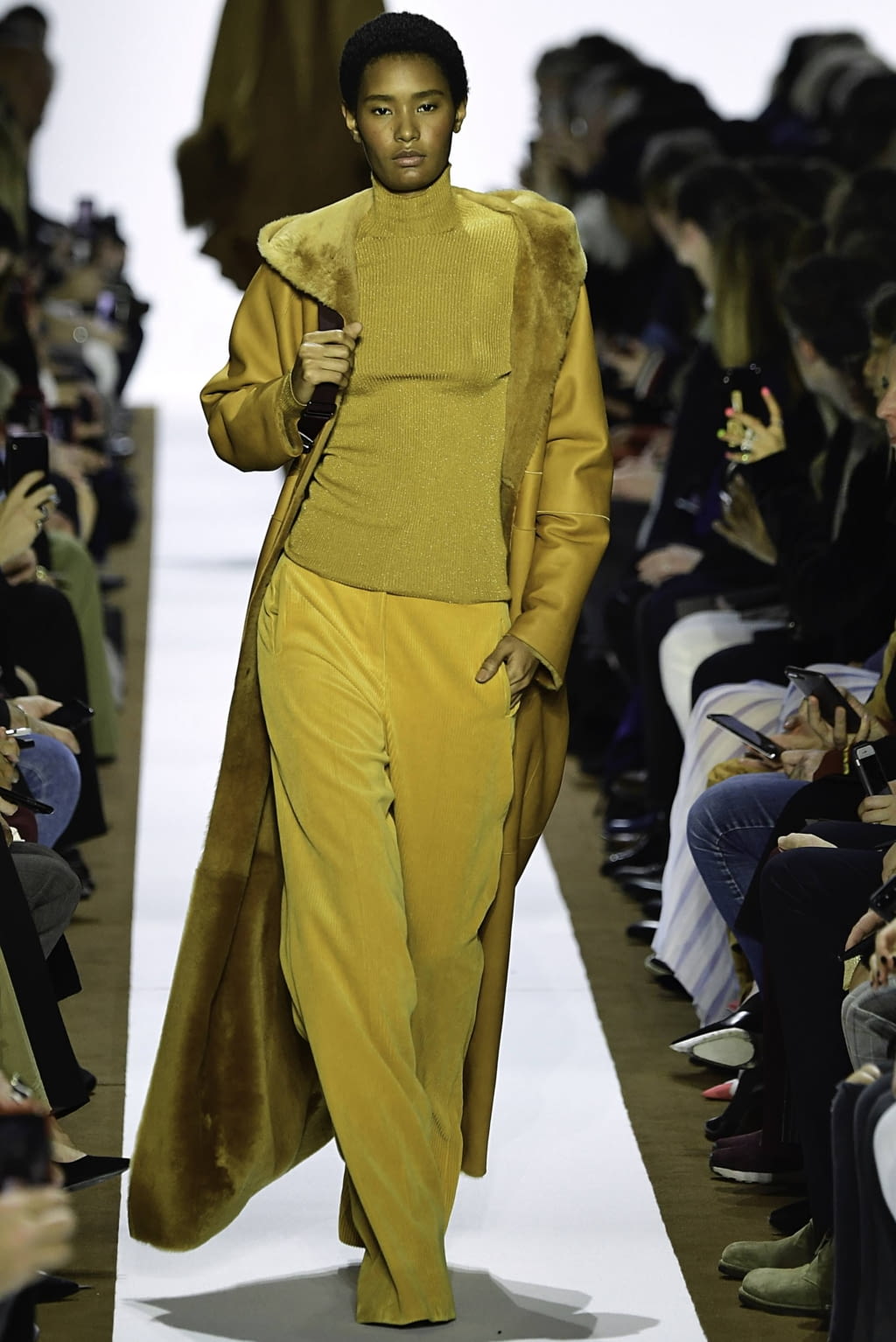 Fashion Week Paris Fall/Winter 2019 look 28 from the Akris collection 女装
