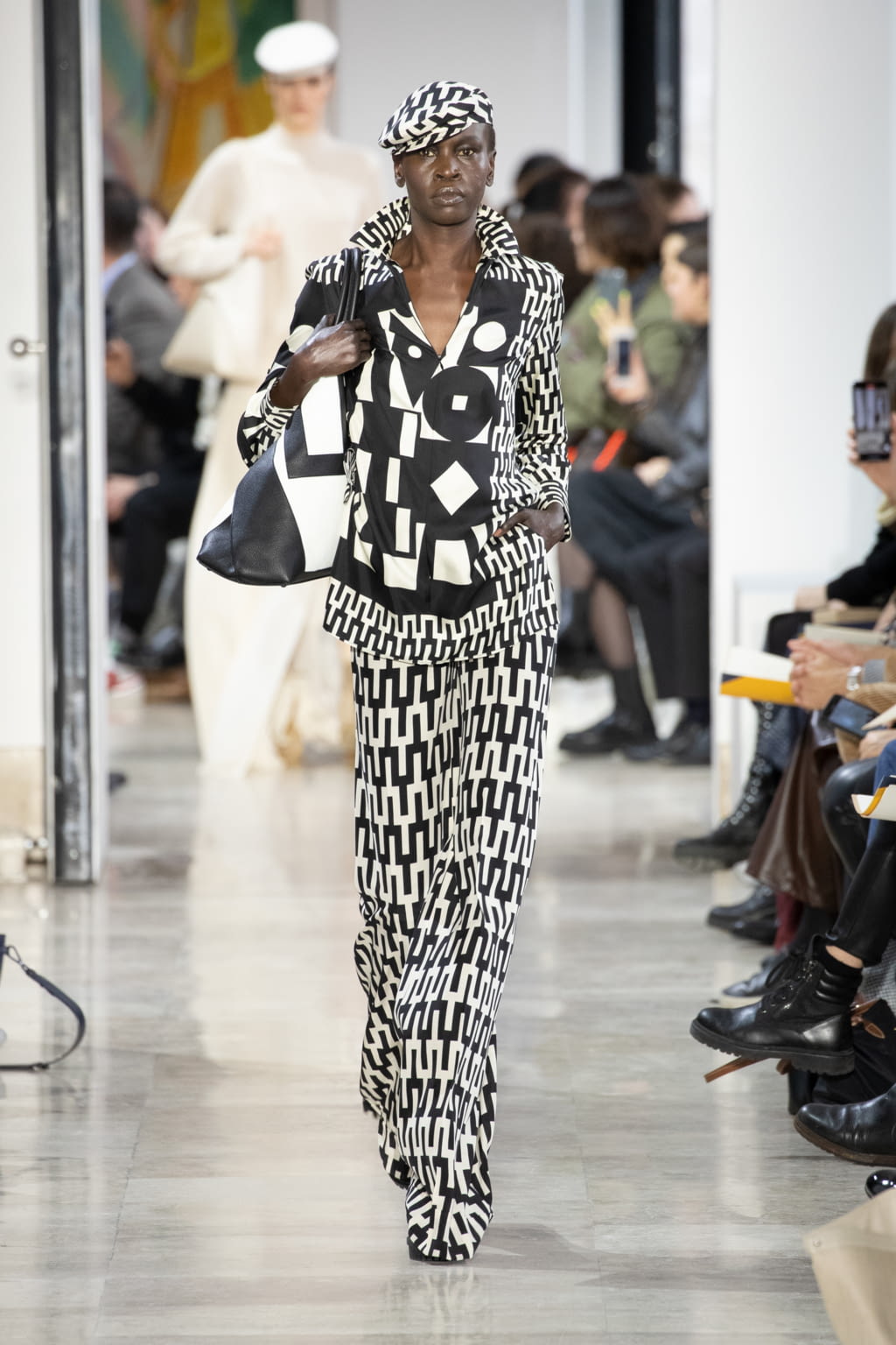 Fashion Week Paris Fall/Winter 2020 look 1 from the Akris collection 女装