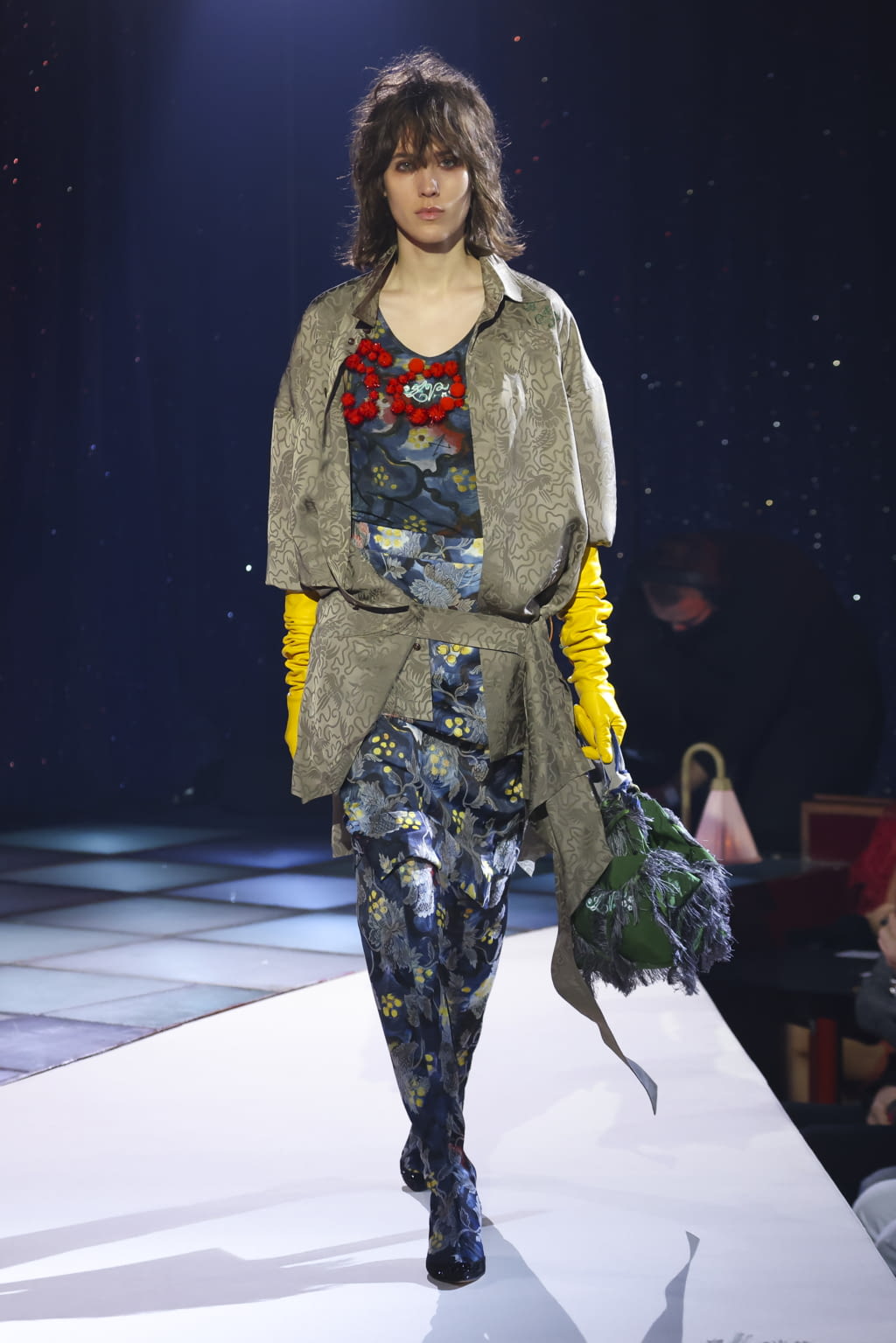 Fashion Week Paris Fall/Winter 2022 look 2 de la collection Andreas Kronthaler for Vivienne Westwood womenswear