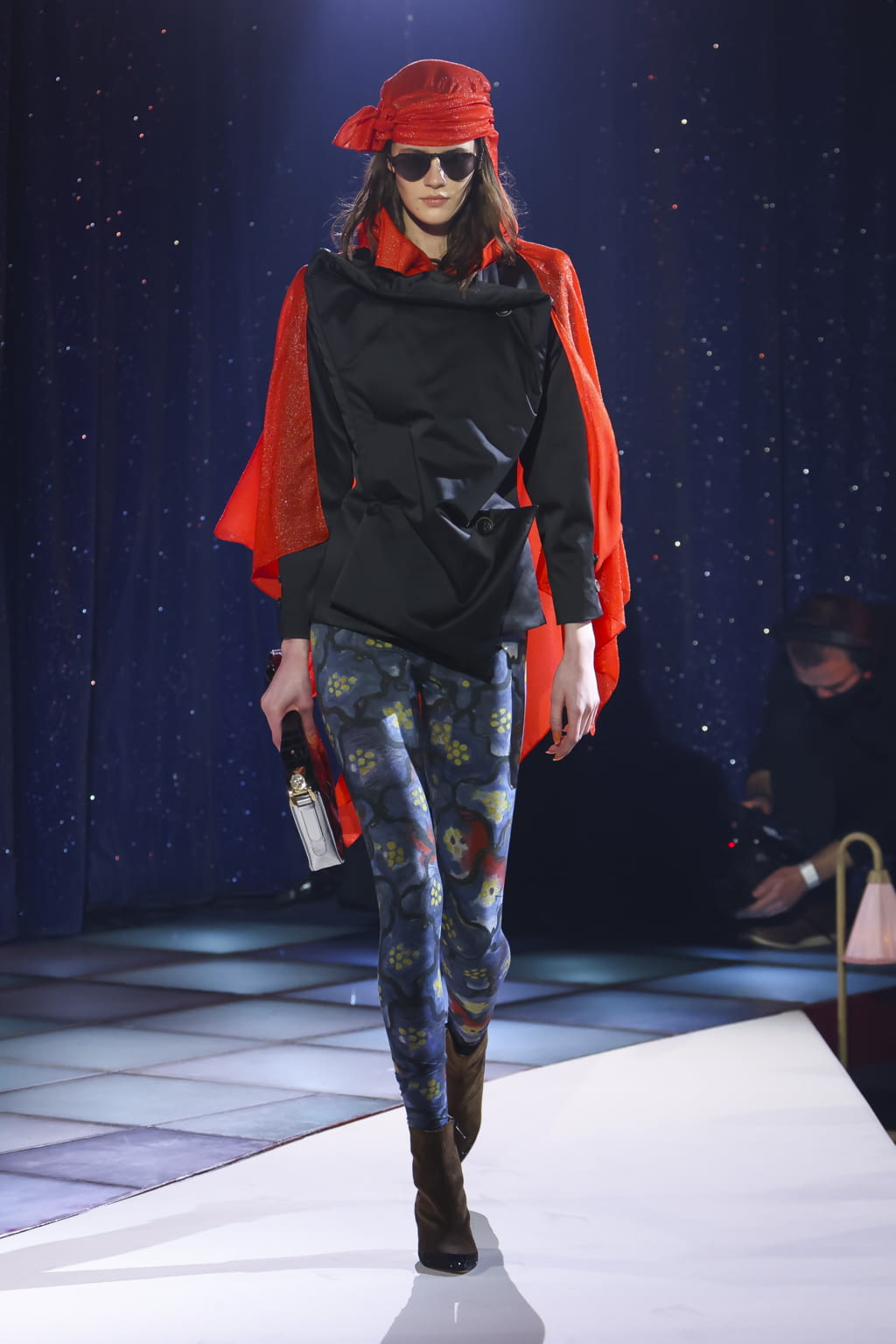 Fashion Week Paris Fall/Winter 2022 look 7 de la collection Andreas Kronthaler for Vivienne Westwood womenswear