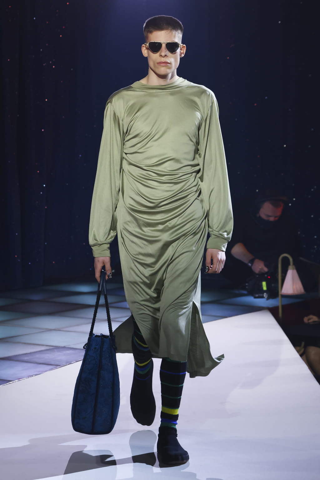 Fashion Week Paris Fall/Winter 2022 look 13 de la collection Andreas Kronthaler for Vivienne Westwood womenswear