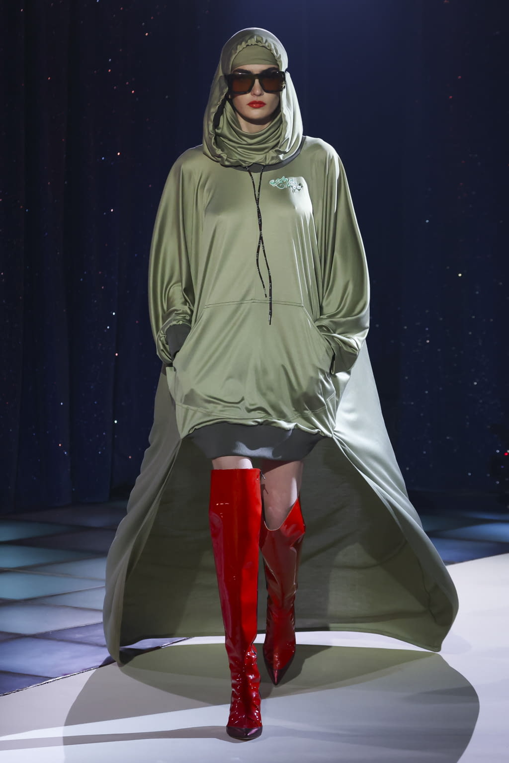 Fashion Week Paris Fall/Winter 2022 look 16 from the Andreas Kronthaler for Vivienne Westwood collection womenswear