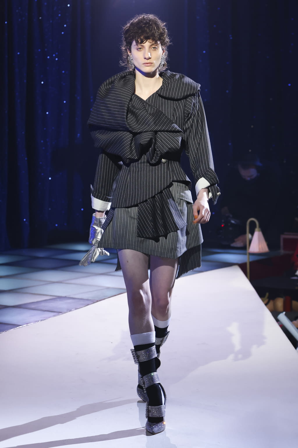 Fashion Week Paris Fall/Winter 2022 look 32 from the Andreas Kronthaler for Vivienne Westwood collection 女装