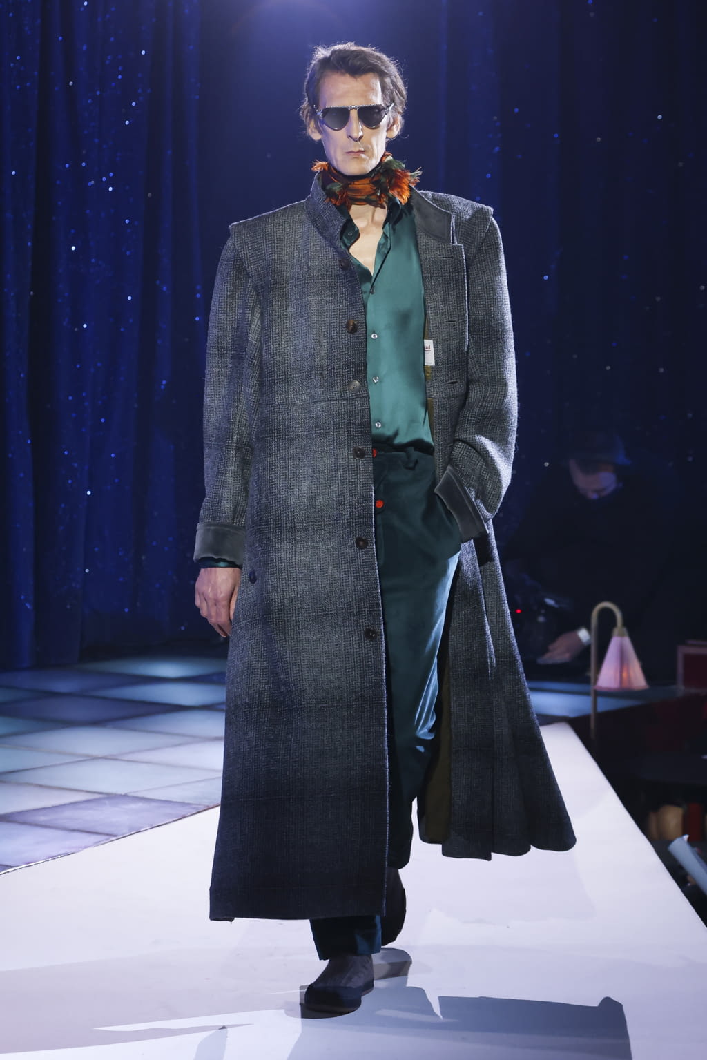 Fashion Week Paris Fall/Winter 2022 look 33 from the Andreas Kronthaler for Vivienne Westwood collection 女装