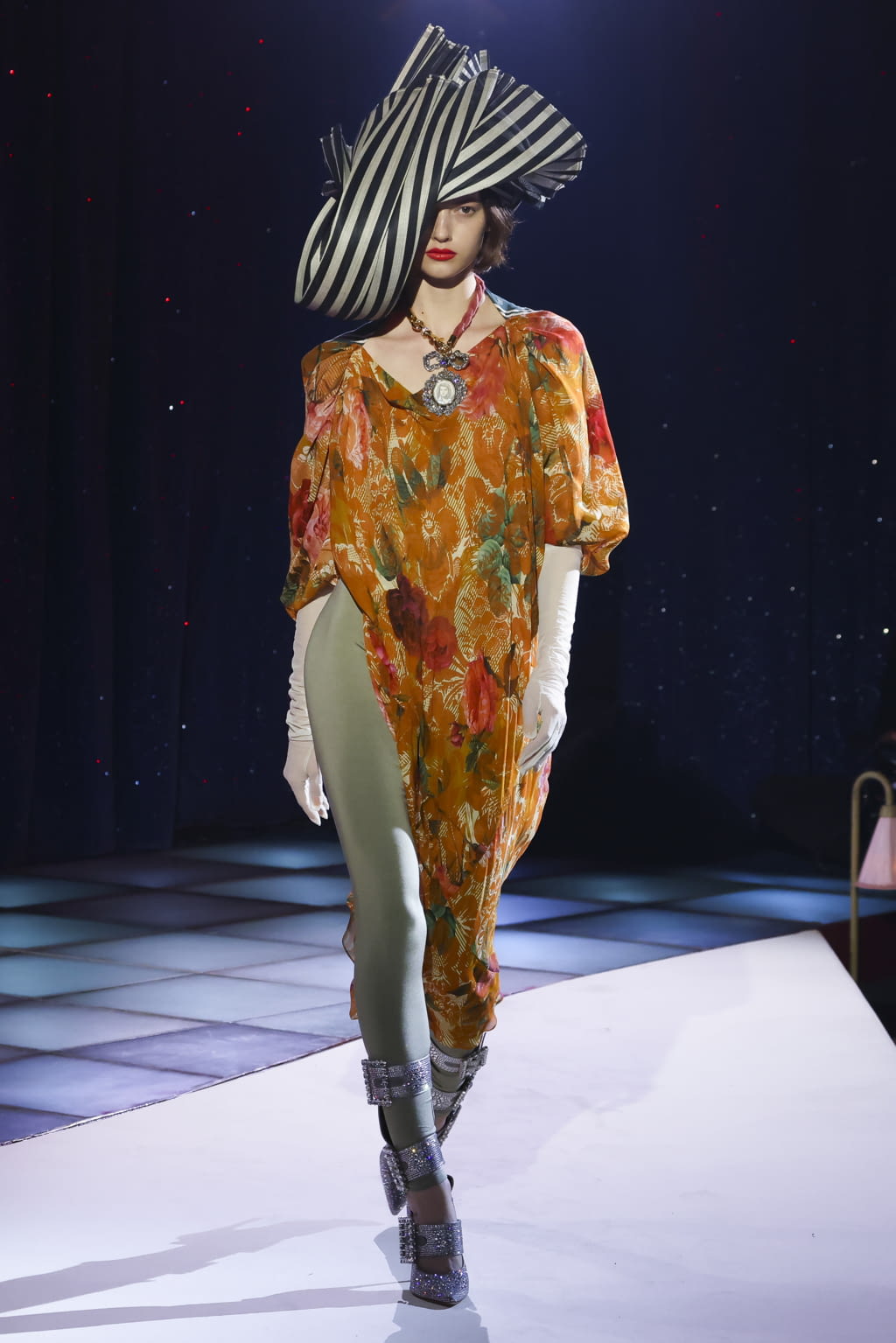 Fashion Week Paris Fall/Winter 2022 look 41 from the Andreas Kronthaler for Vivienne Westwood collection 女装