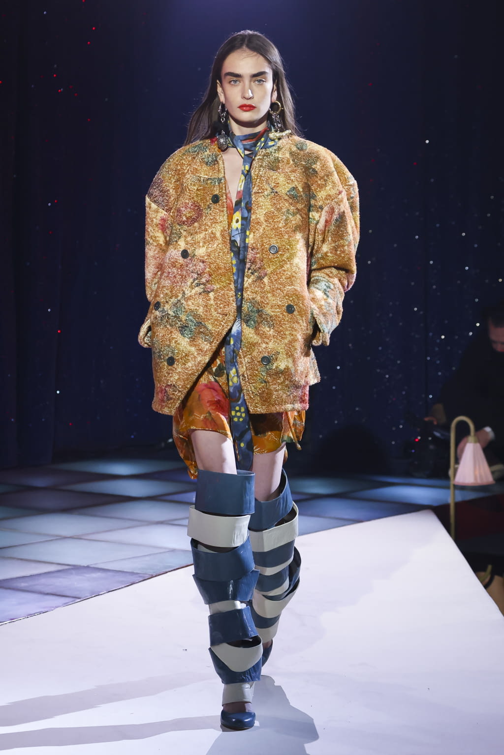 Fashion Week Paris Fall/Winter 2022 look 46 from the Andreas Kronthaler for Vivienne Westwood collection 女装