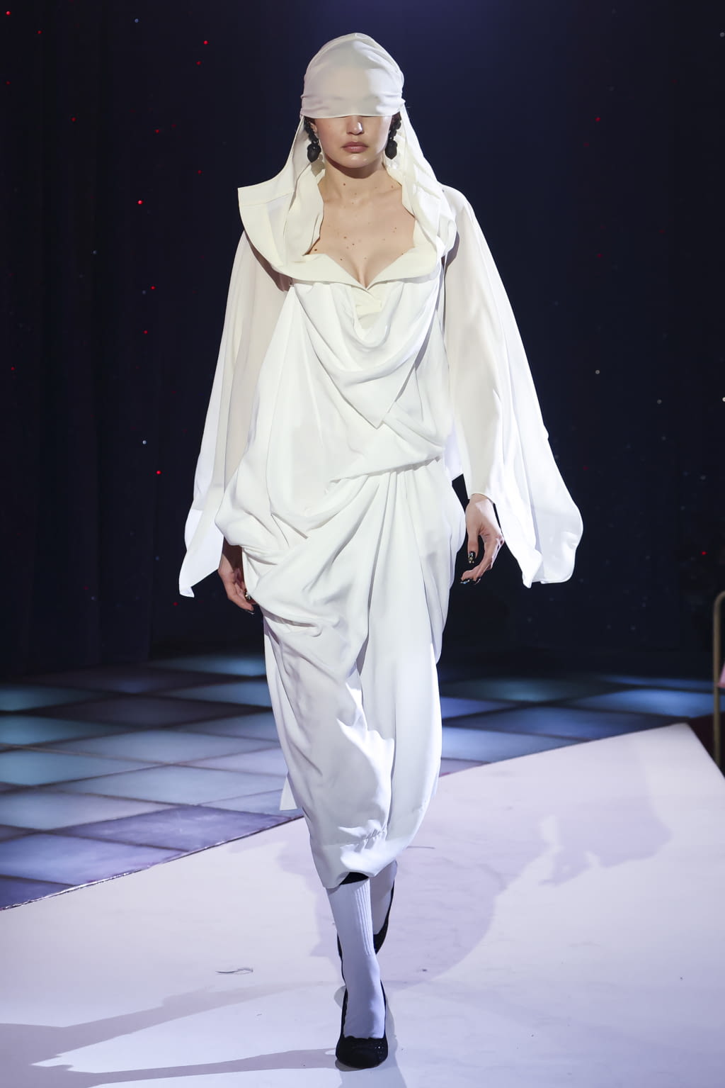 Fashion Week Paris Fall/Winter 2022 look 50 de la collection Andreas Kronthaler for Vivienne Westwood womenswear