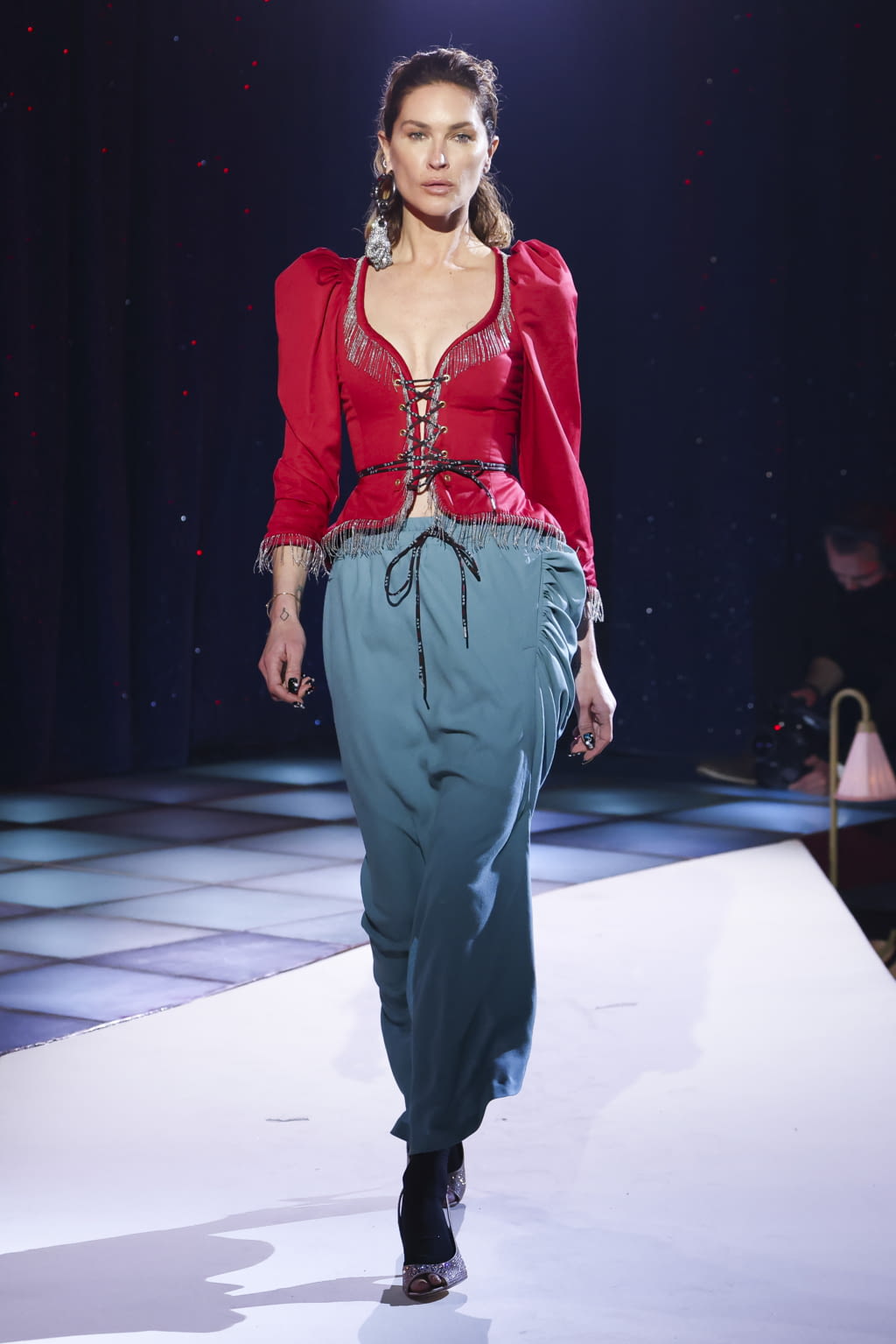 Fashion Week Paris Fall/Winter 2022 look 54 from the Andreas Kronthaler for Vivienne Westwood collection 女装