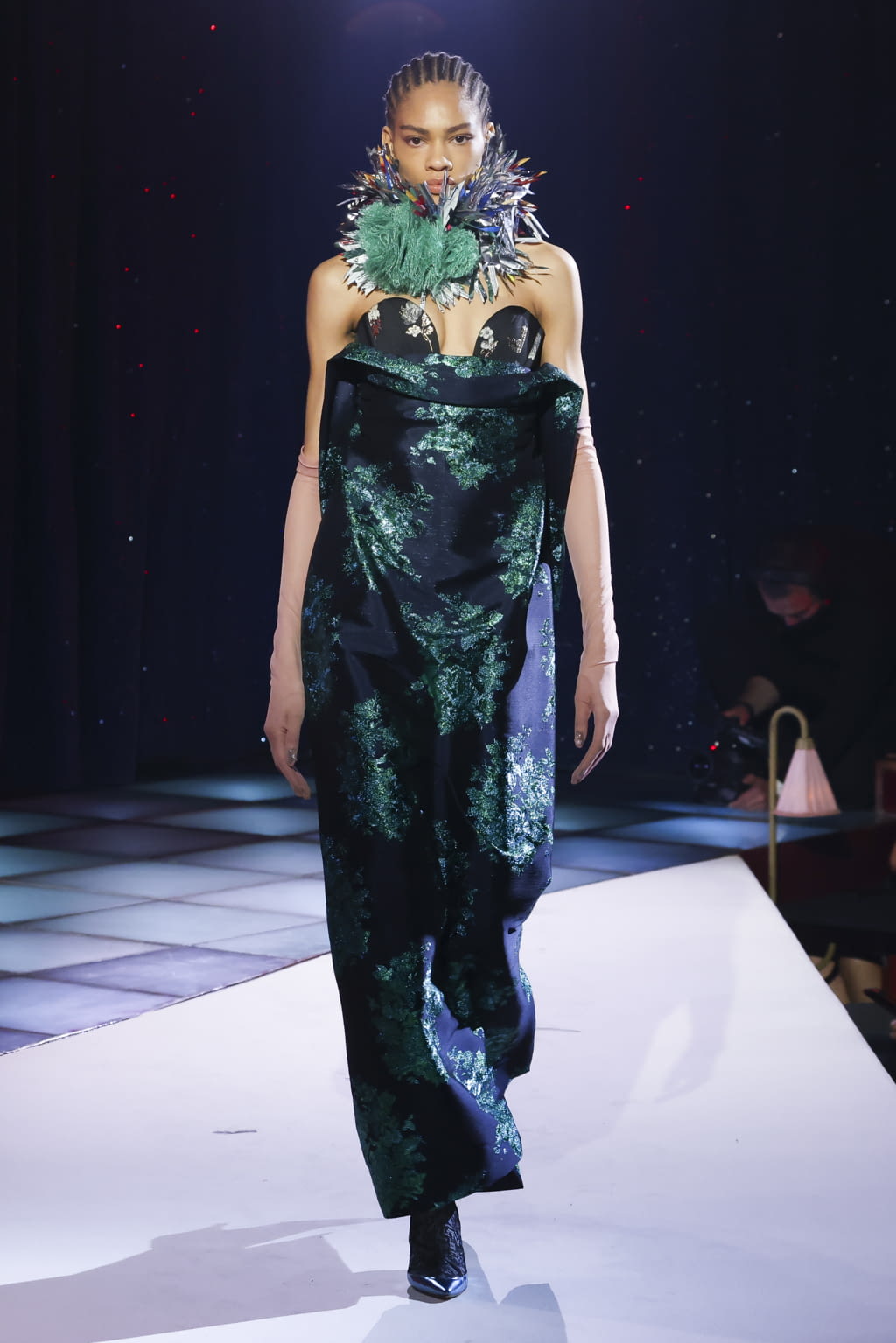 Fashion Week Paris Fall/Winter 2022 look 56 de la collection Andreas Kronthaler for Vivienne Westwood womenswear