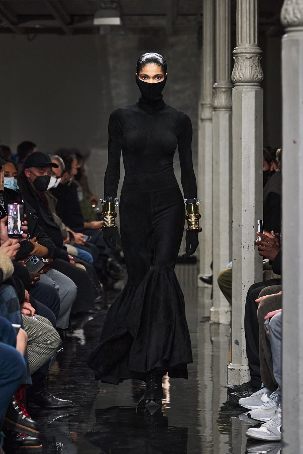 Fashion Week Paris Fall/Winter 2022 look 1 from the Alaïa collection womenswear