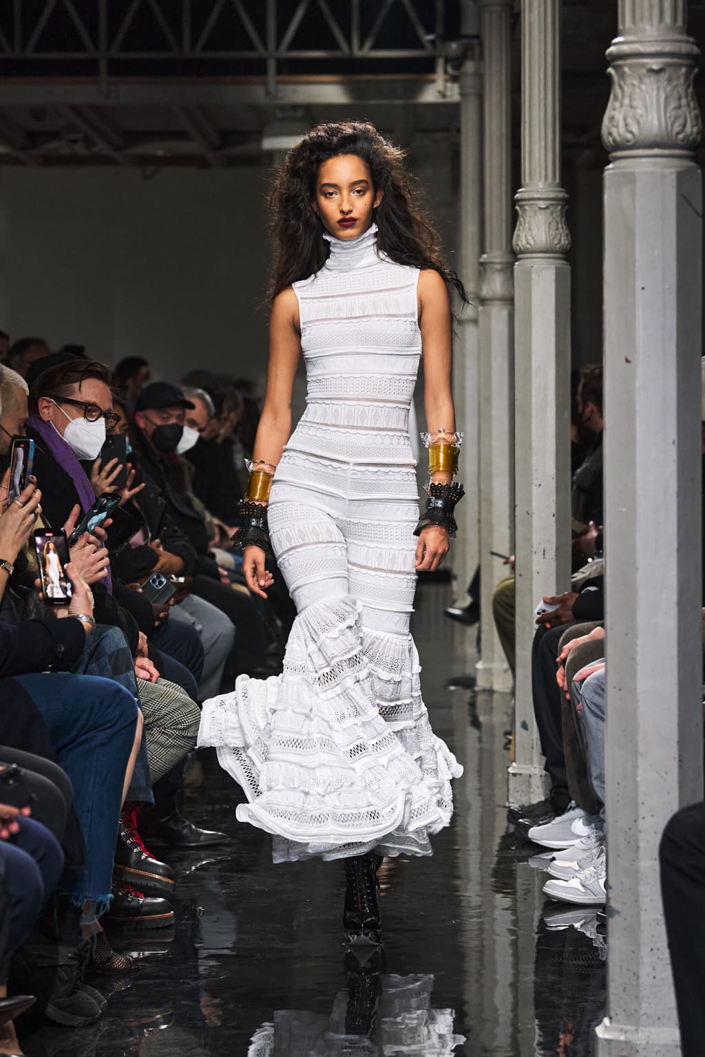 Fashion Week Paris Fall/Winter 2022 look 3 from the Alaïa collection womenswear