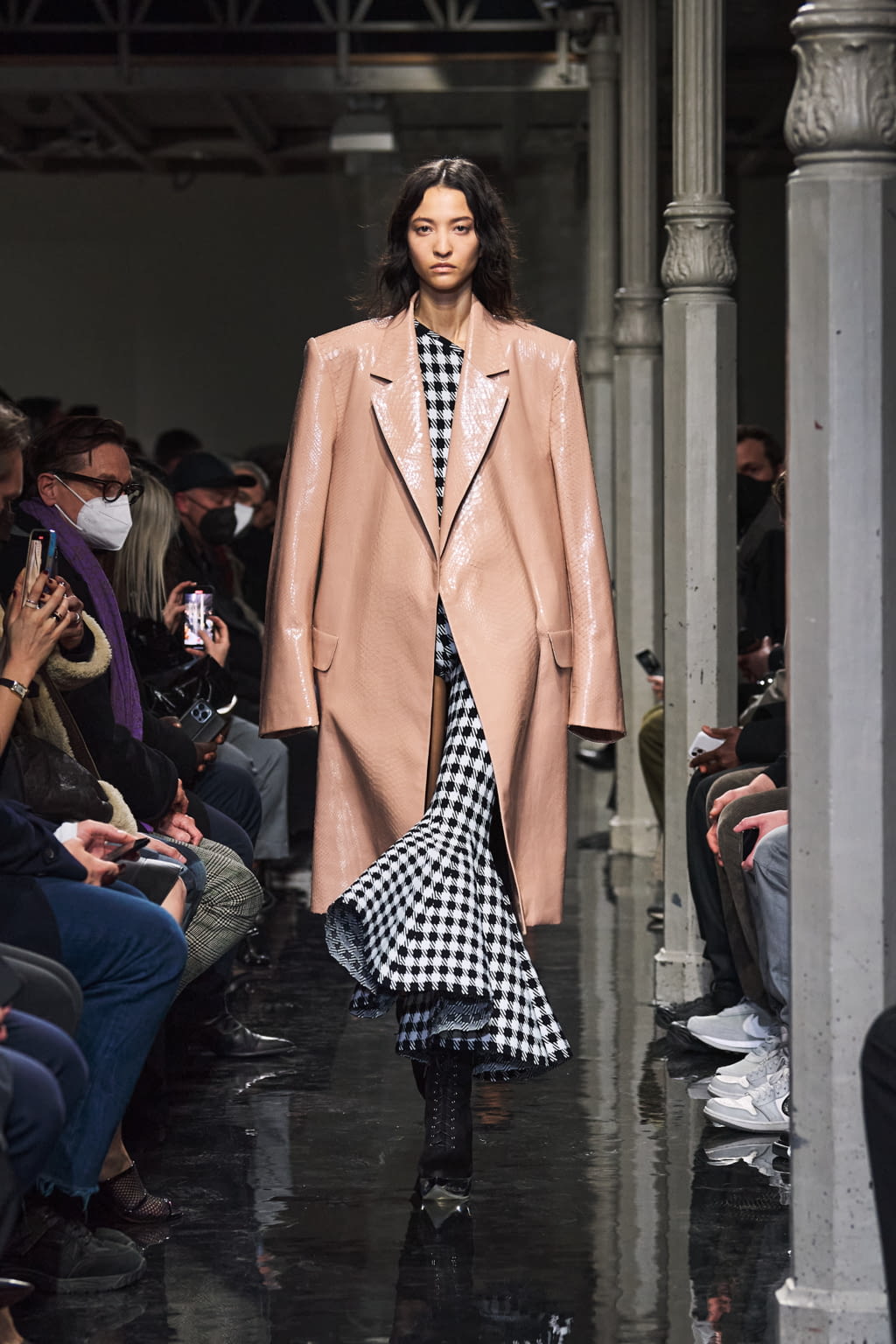 Fashion Week Paris Fall/Winter 2022 look 5 from the Alaïa collection womenswear