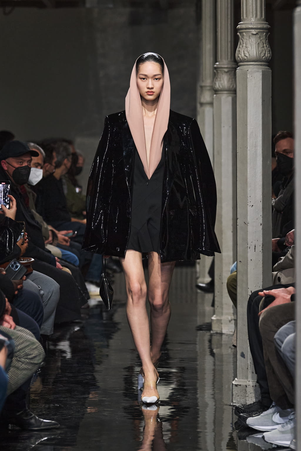 Fashion Week Paris Fall/Winter 2022 look 9 from the Alaïa collection womenswear