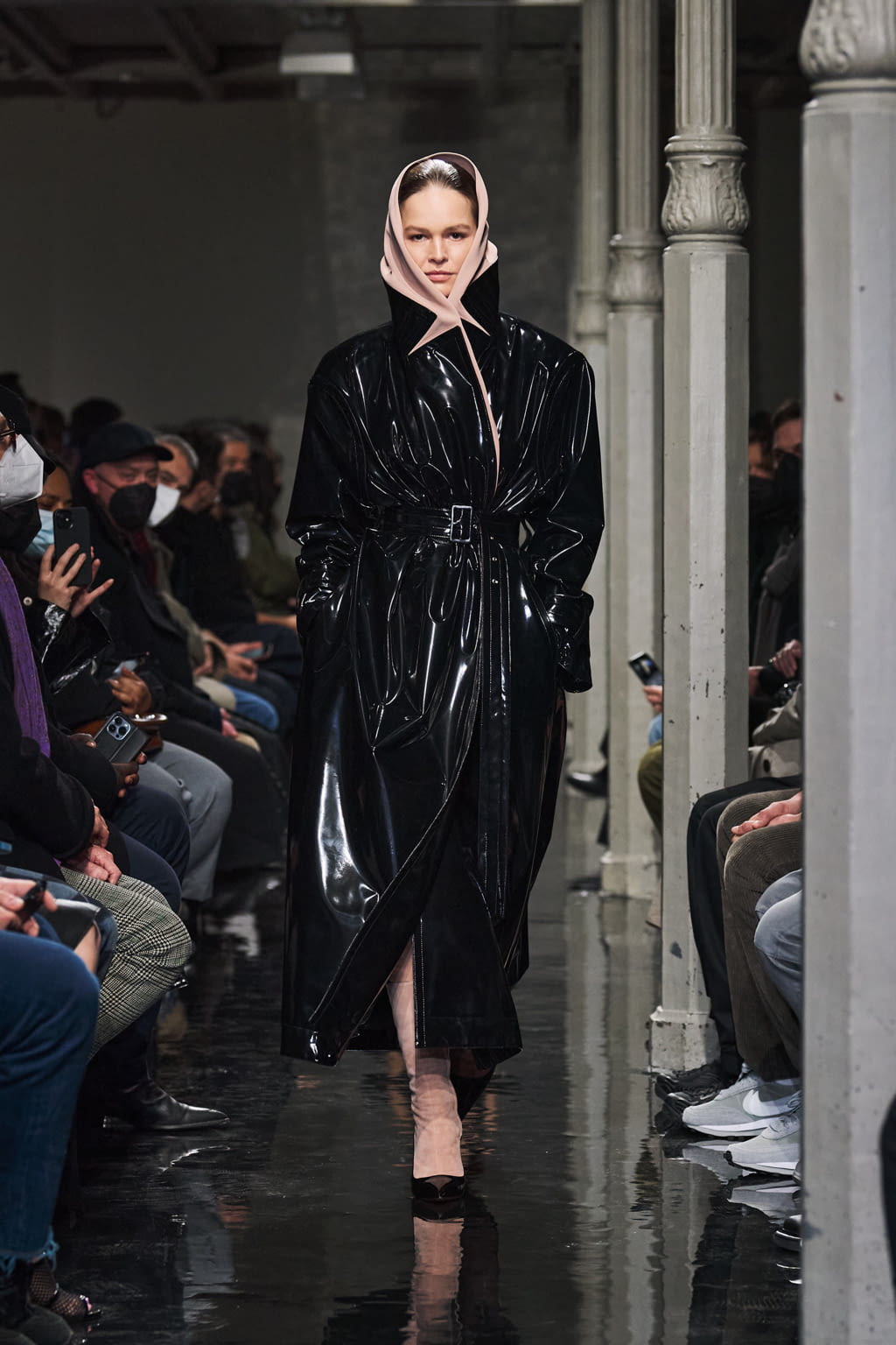 Fashion Week Paris Fall/Winter 2022 look 11 from the Alaïa collection womenswear