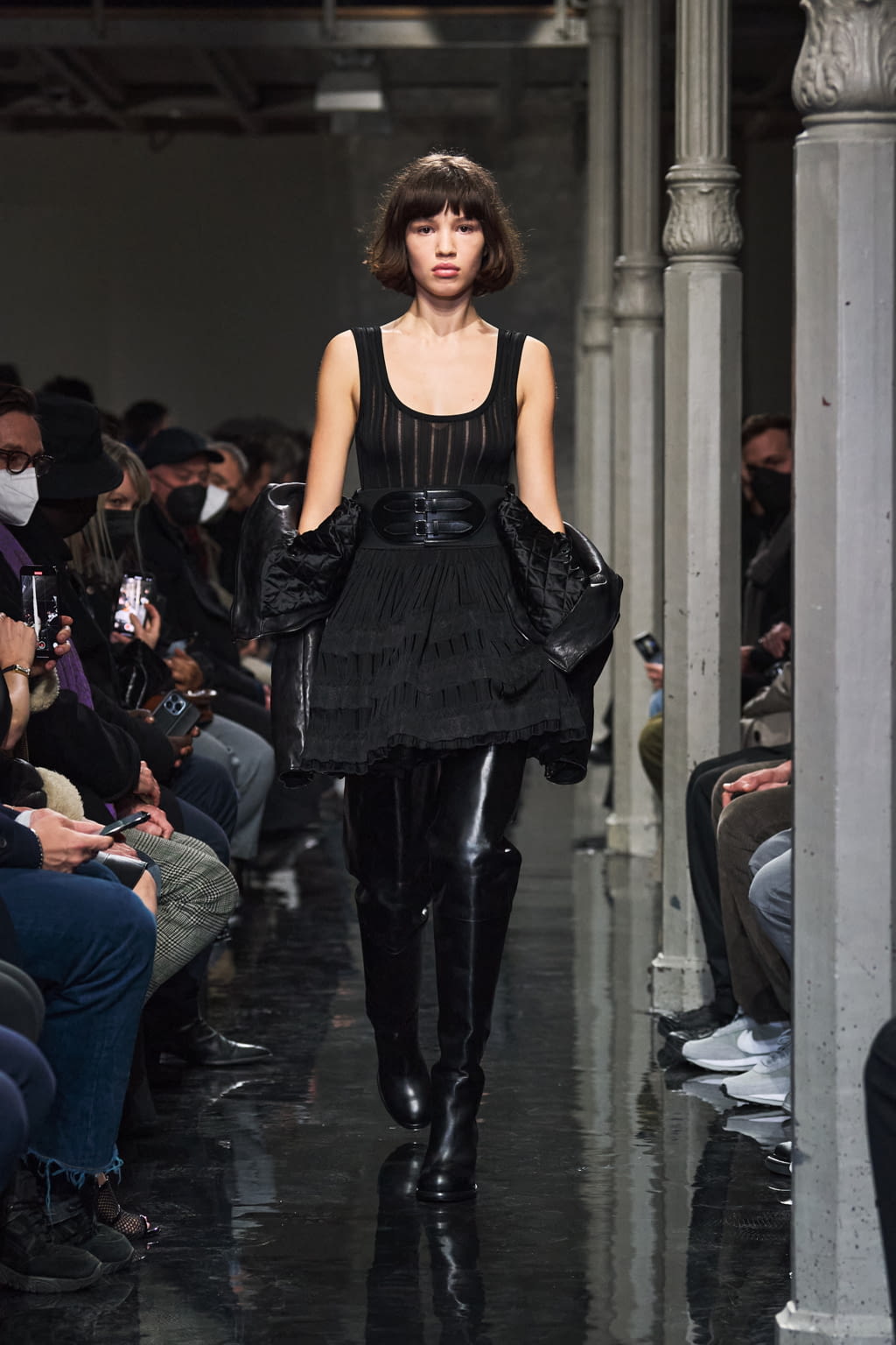 Fashion Week Paris Fall/Winter 2022 look 12 from the Alaïa collection womenswear