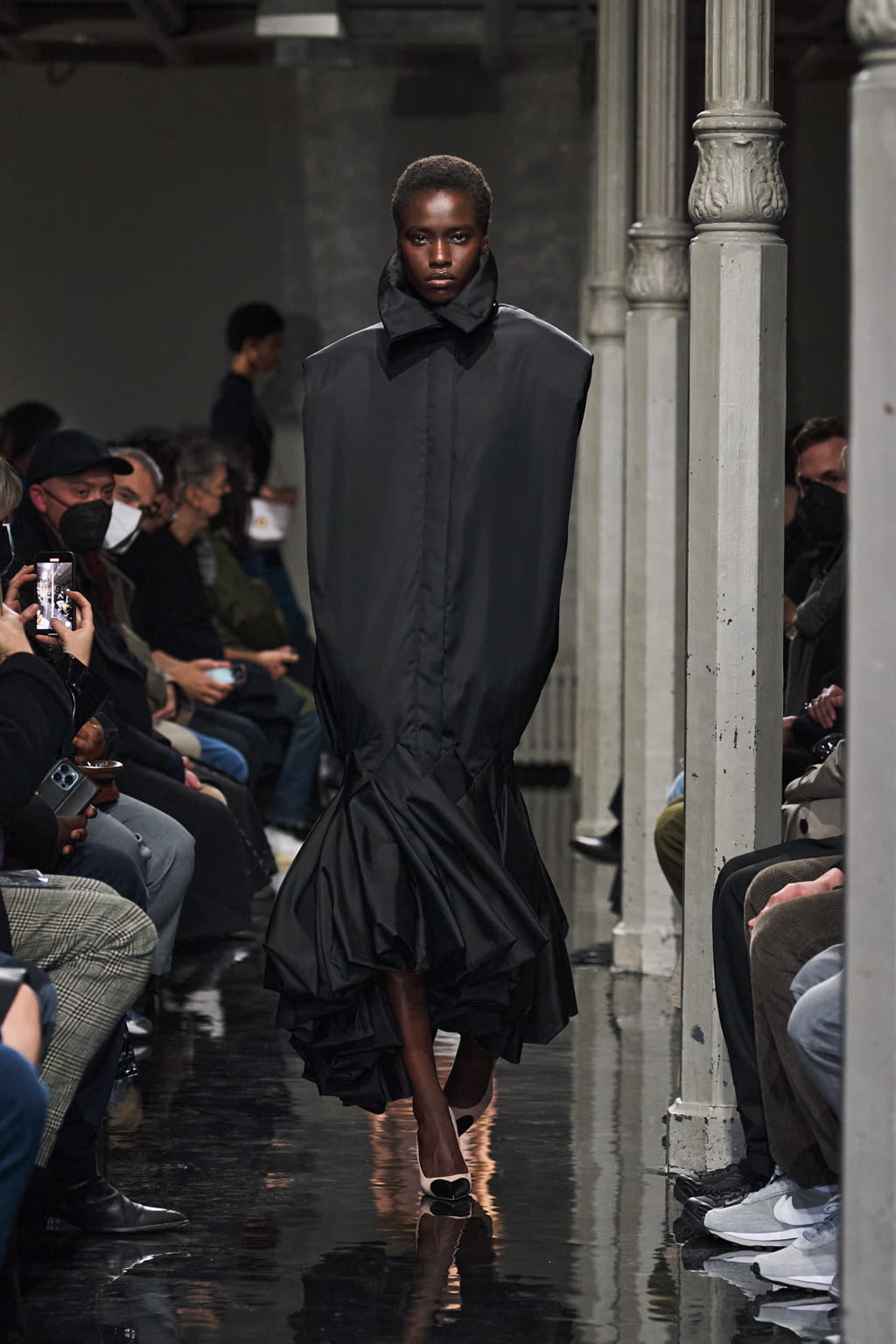 Fashion Week Paris Fall/Winter 2022 look 13 from the Alaïa collection womenswear