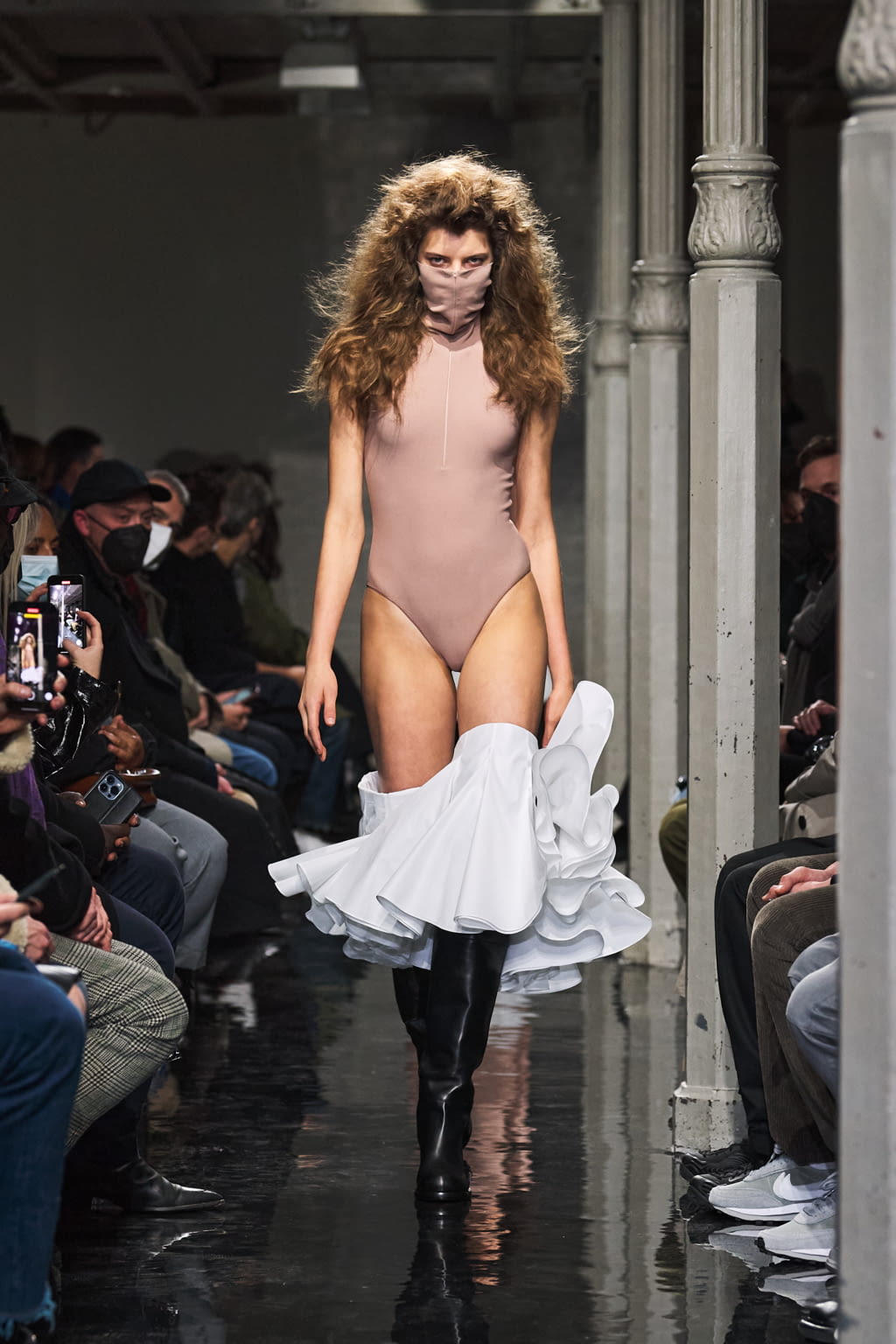 Fashion Week Paris Fall/Winter 2022 look 14 from the Alaïa collection womenswear