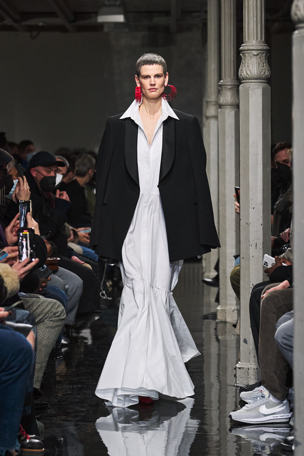 Fashion Week Paris Fall/Winter 2022 look 19 from the Alaïa collection womenswear
