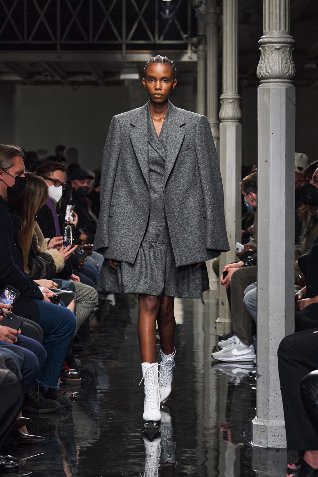 Fashion Week Paris Fall/Winter 2022 look 20 from the Alaïa collection 女装