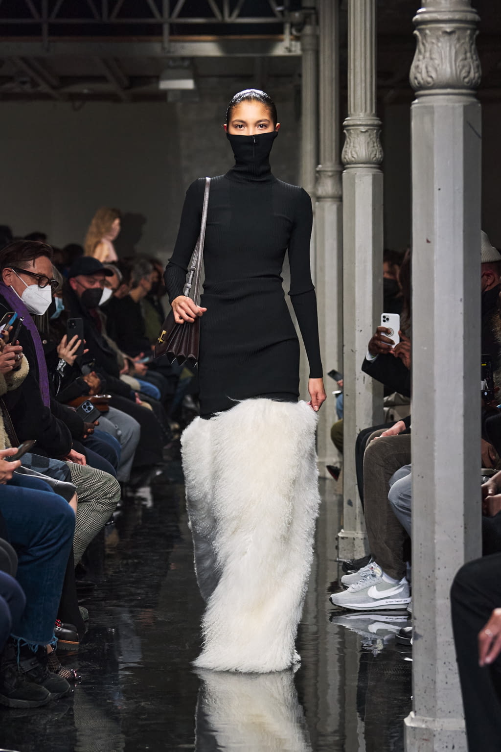 Fashion Week Paris Fall/Winter 2022 look 21 from the Alaïa collection womenswear