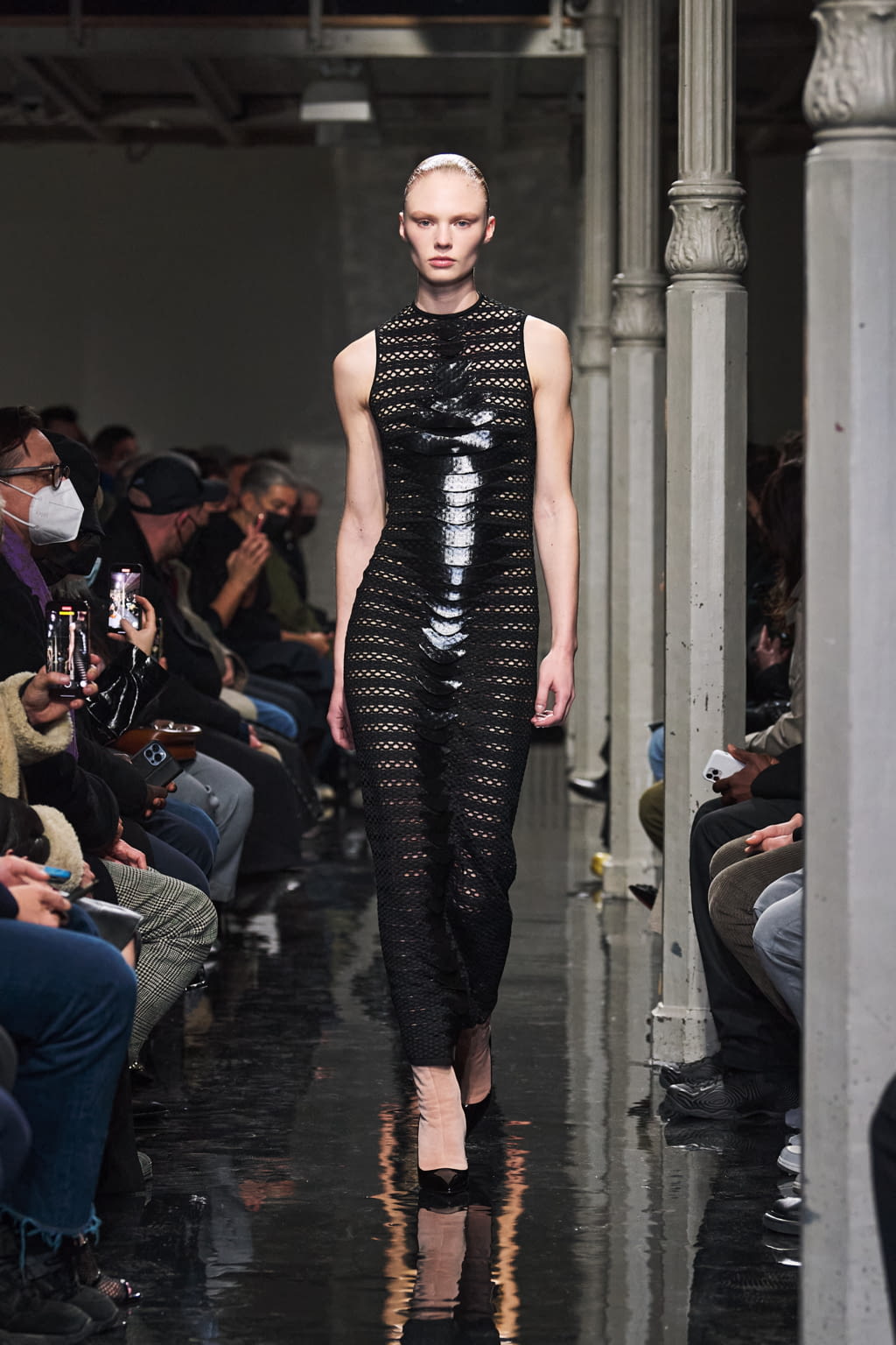 Fashion Week Paris Fall/Winter 2022 look 24 from the Alaïa collection womenswear