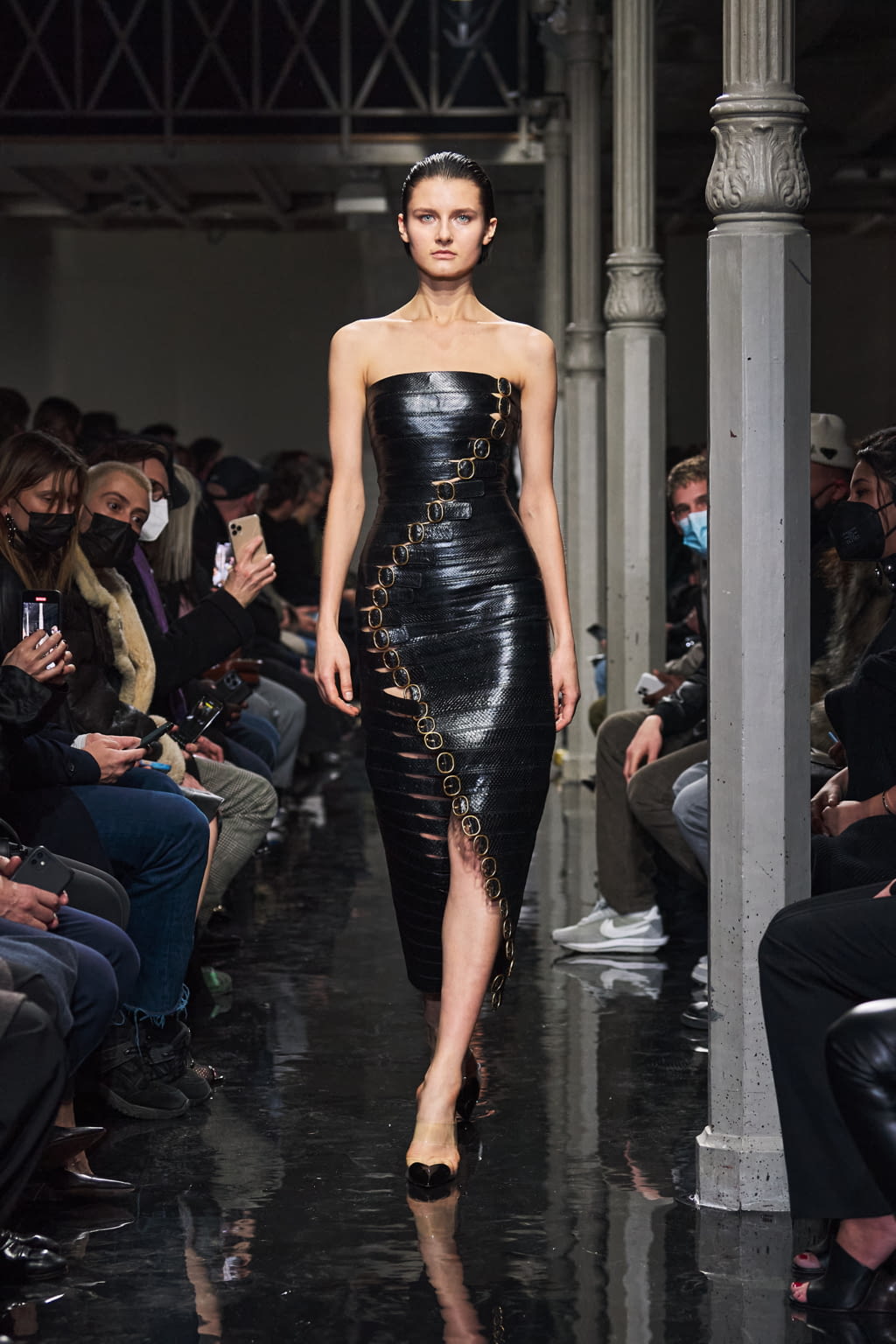 Fashion Week Paris Fall/Winter 2022 look 25 from the Alaïa collection womenswear