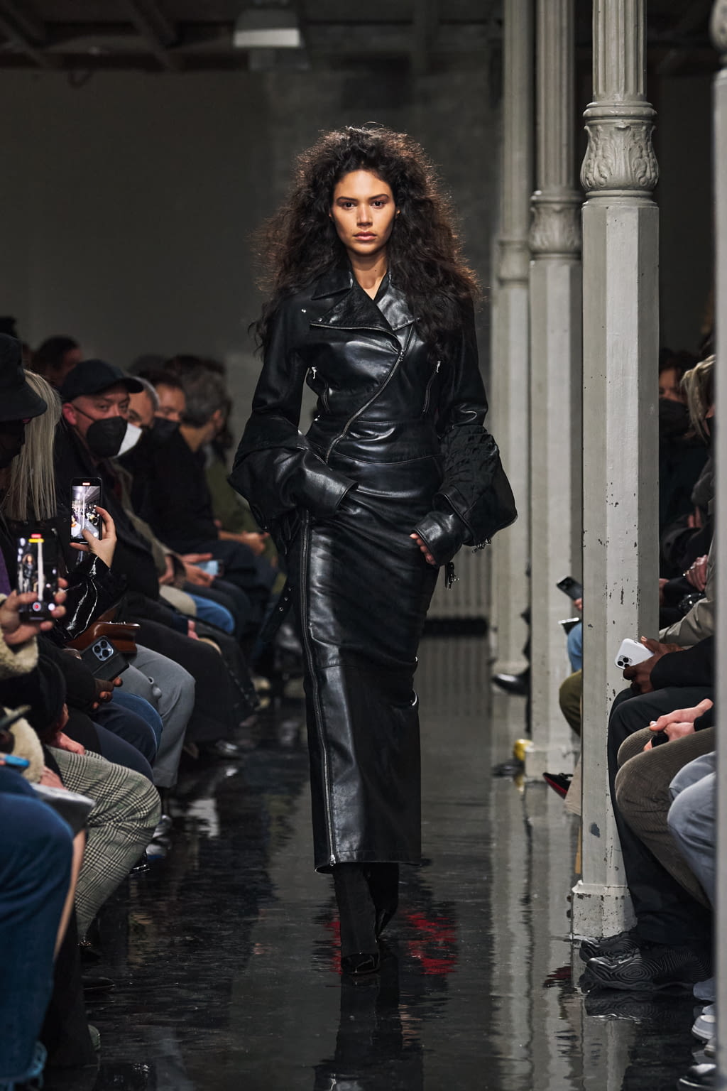 Fashion Week Paris Fall/Winter 2022 look 26 from the Alaïa collection womenswear