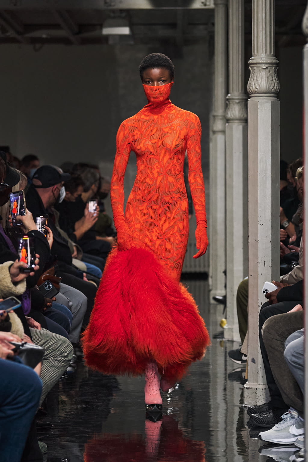 Fashion Week Paris Fall/Winter 2022 look 28 from the Alaïa collection womenswear