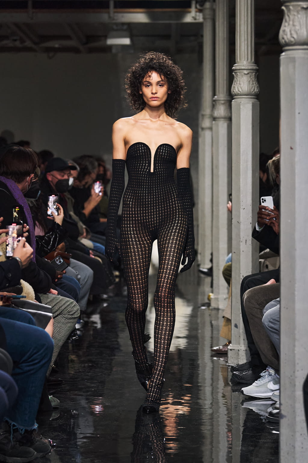 Fashion Week Paris Fall/Winter 2022 look 30 from the Alaïa collection womenswear