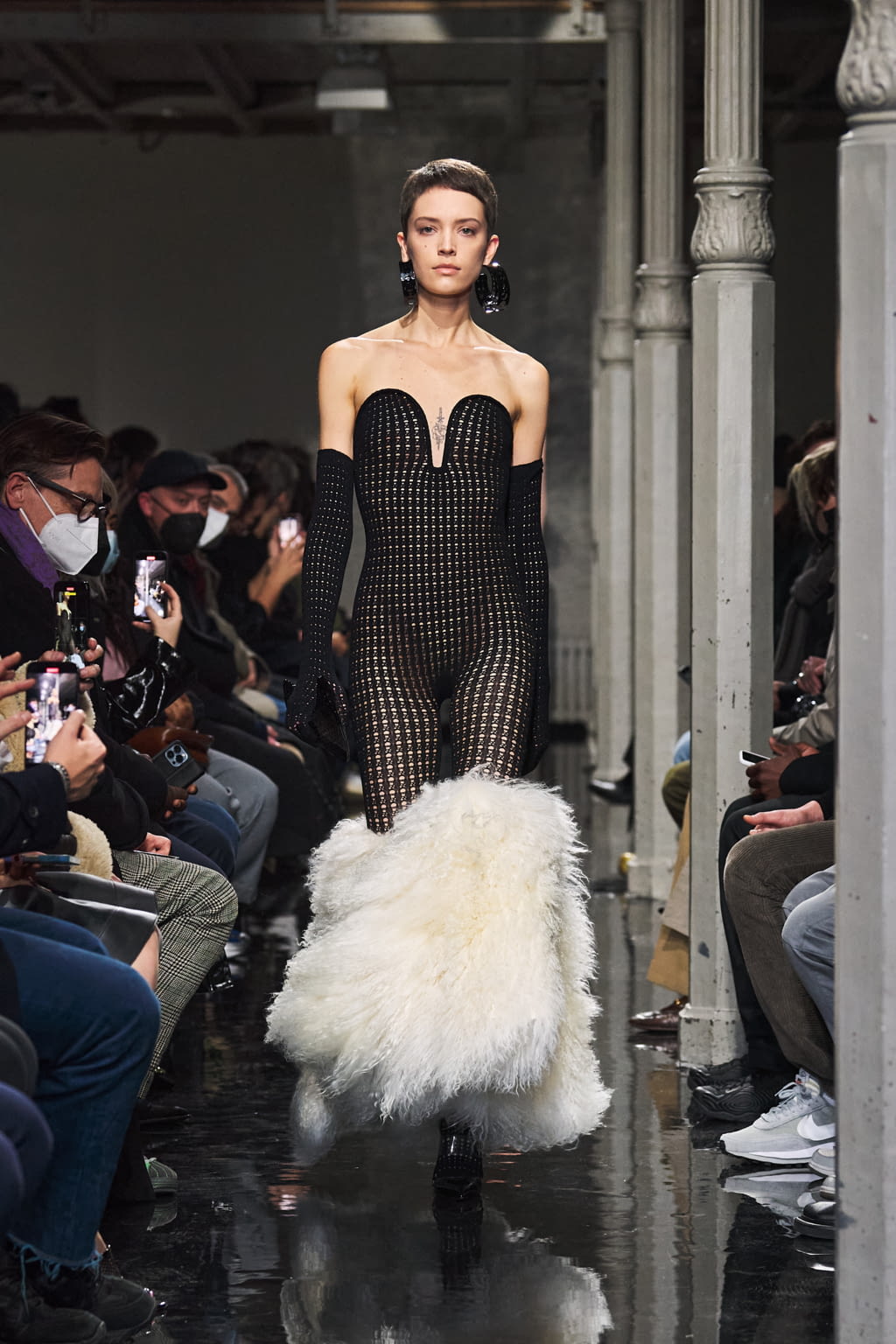 Fashion Week Paris Fall/Winter 2022 look 31 from the Alaïa collection womenswear
