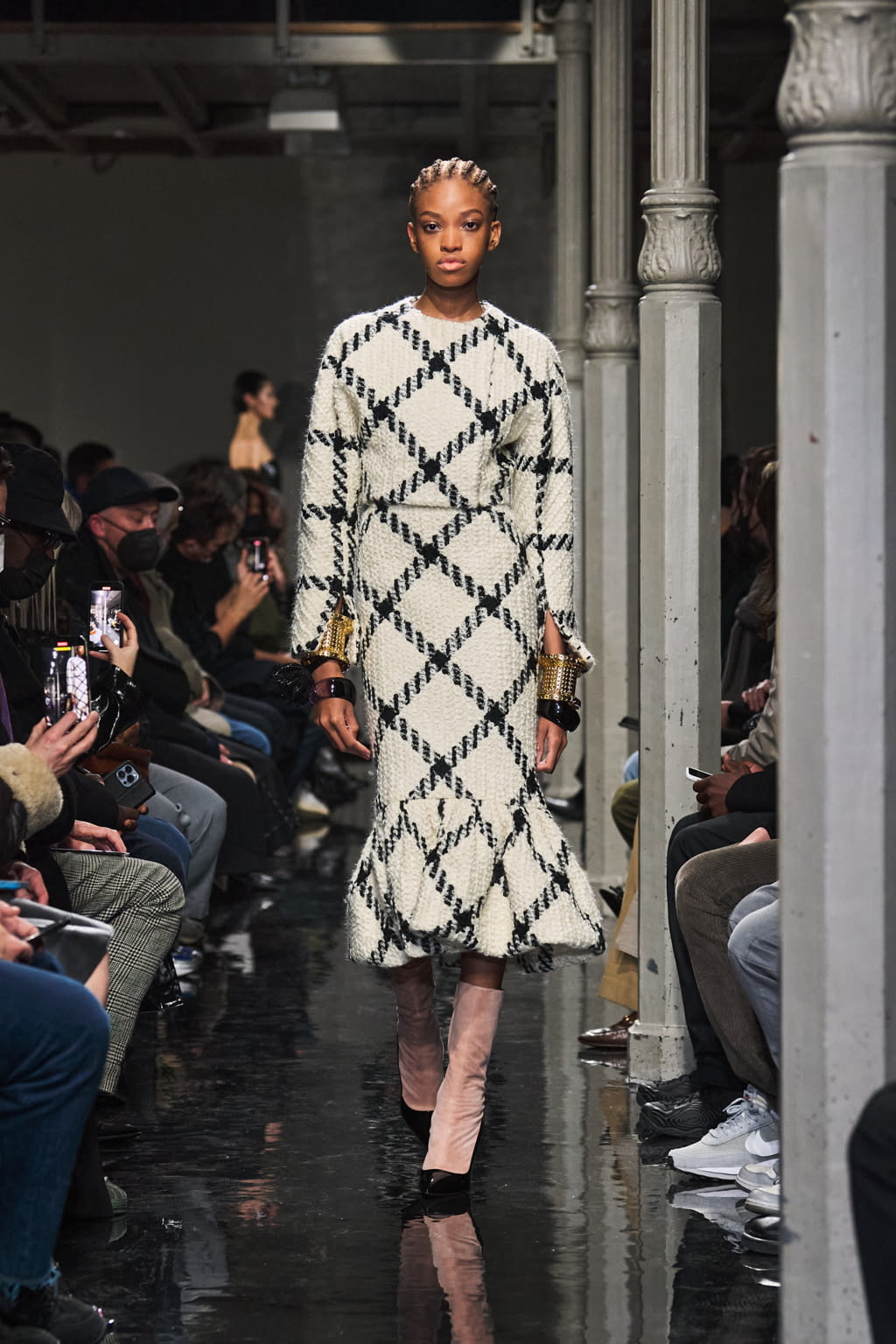 Fashion Week Paris Fall/Winter 2022 look 33 from the Alaïa collection womenswear