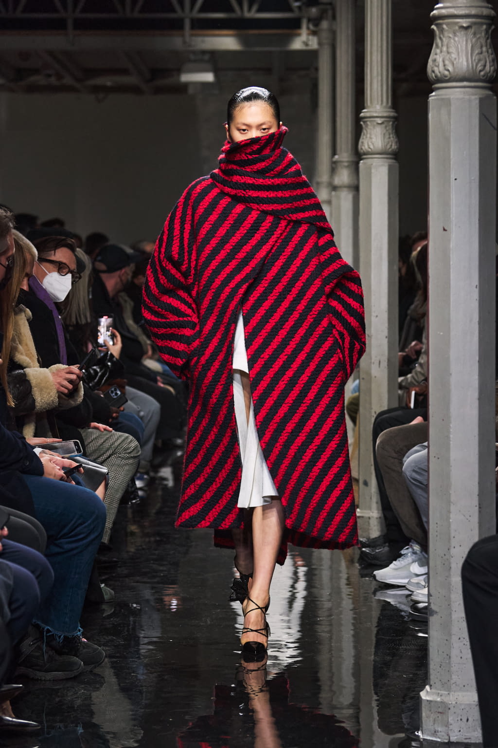 Fashion Week Paris Fall/Winter 2022 look 35 from the Alaïa collection womenswear