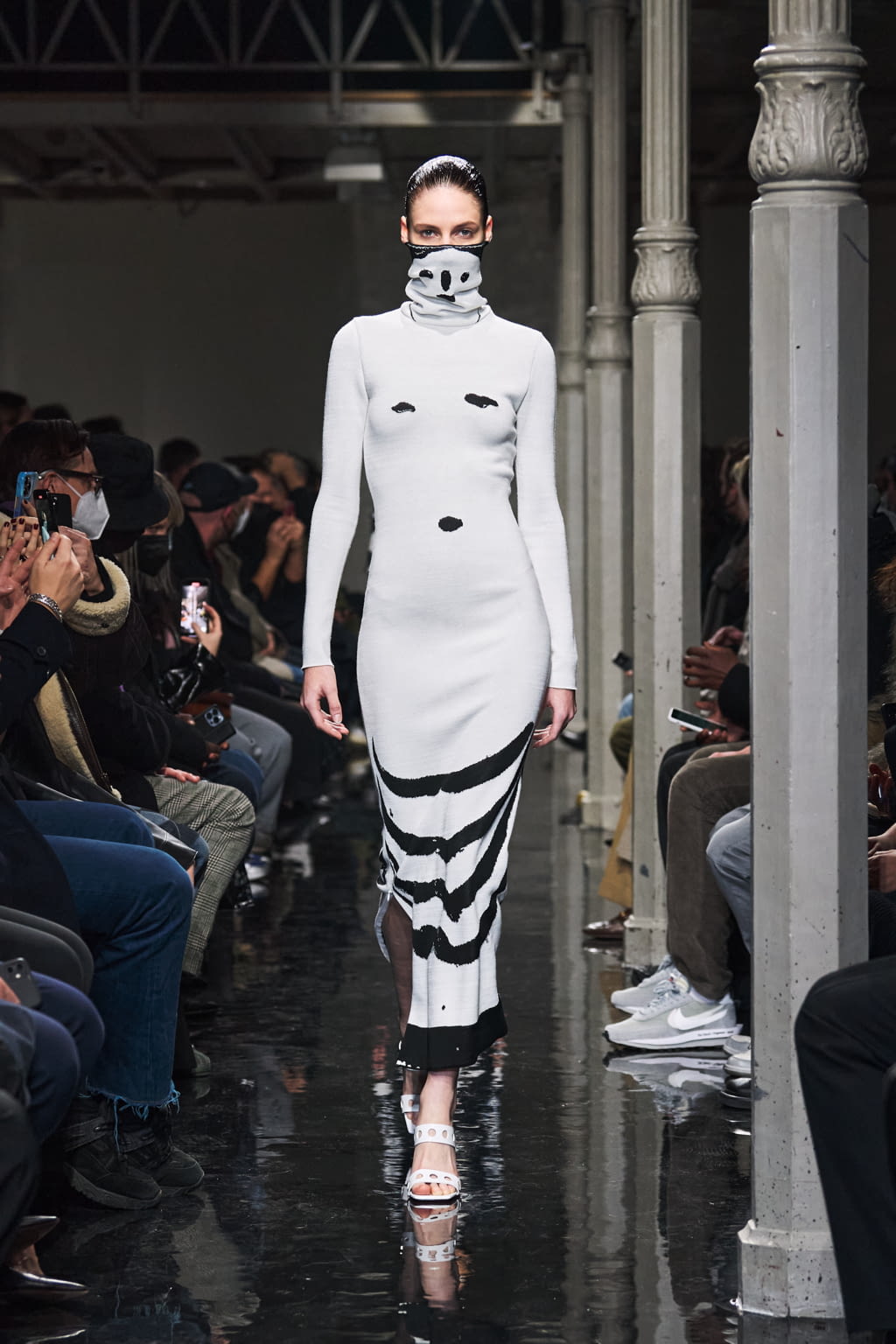 Fashion Week Paris Fall/Winter 2022 look 38 from the Alaïa collection womenswear