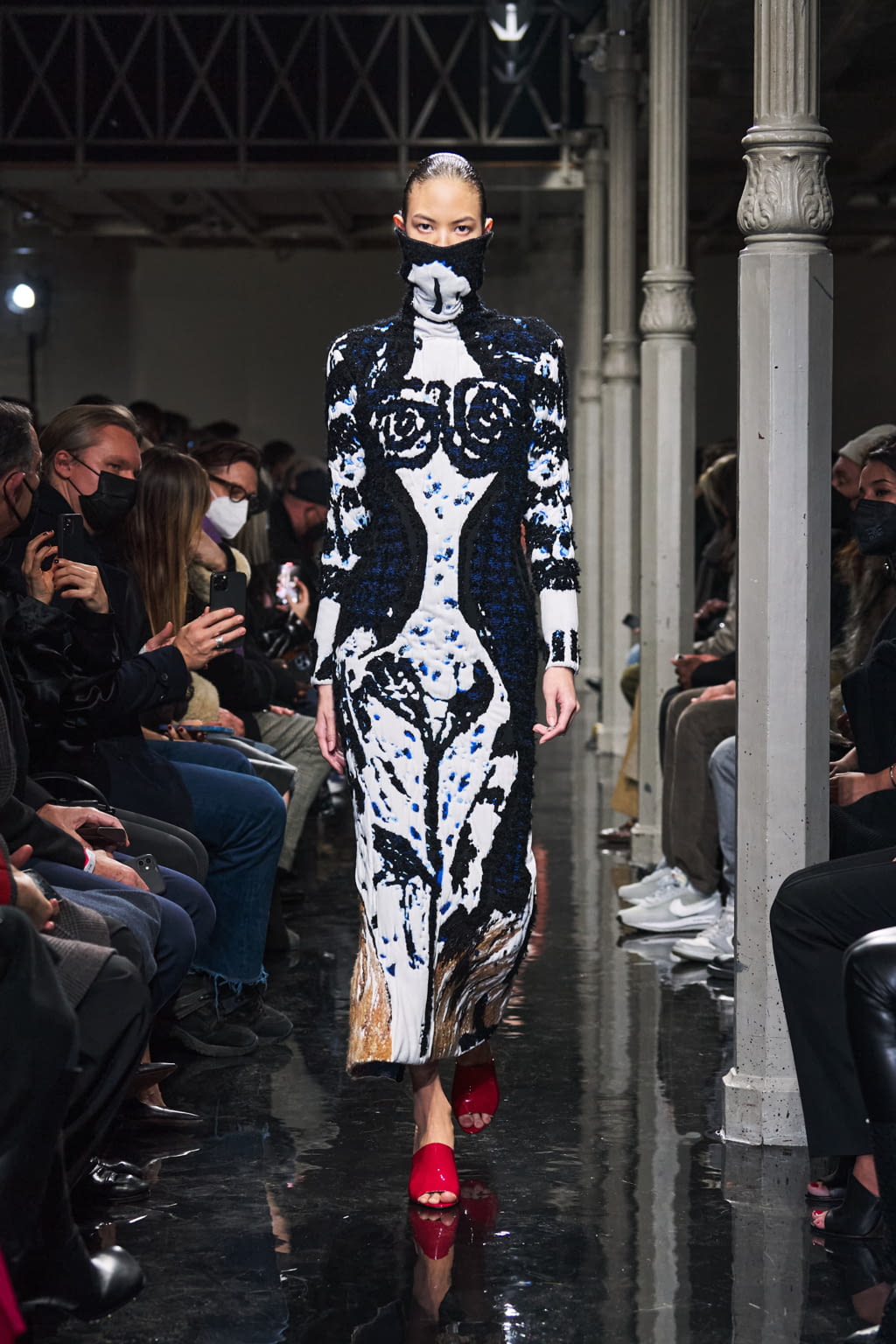 Fashion Week Paris Fall/Winter 2022 look 39 from the Alaïa collection womenswear